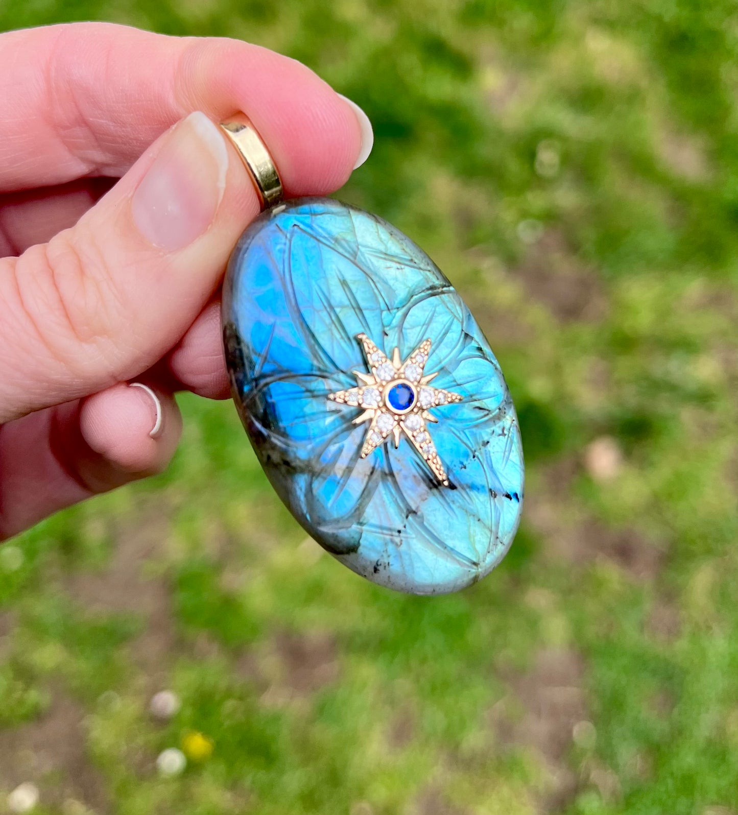 Pendentif talisman Labradorite bleue gravée