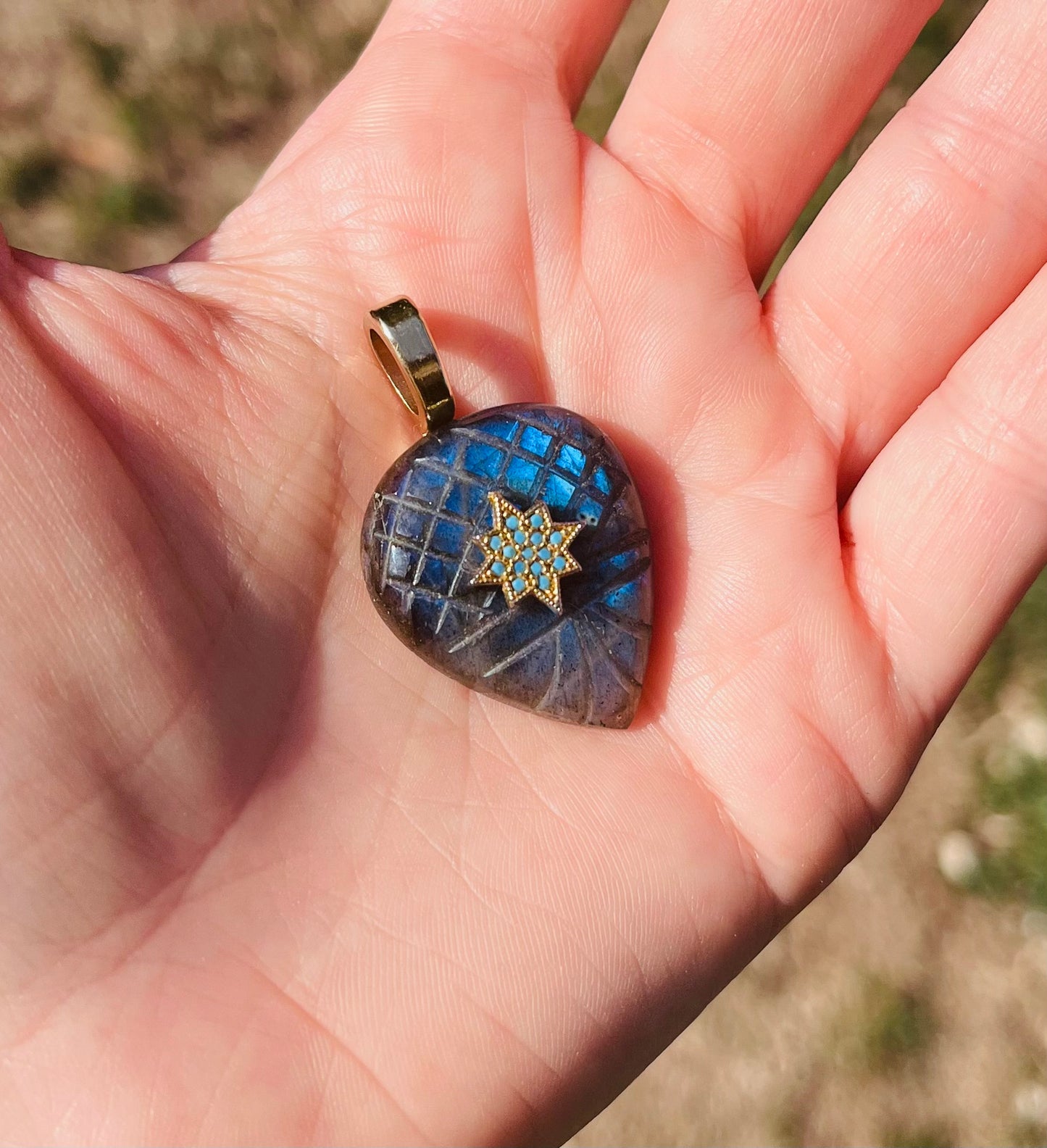 Pendentif Labradorite bleue gravée