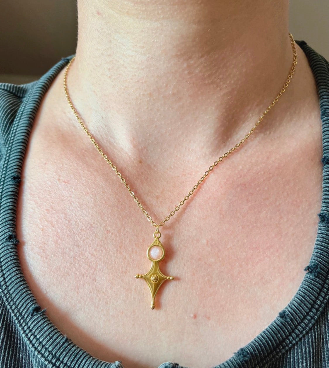 Collier talisman Croix Touareg Opale rose