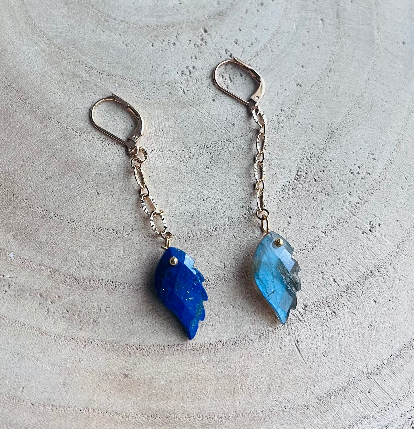 Boucles d’oreilles ailes Lapis-lazuli et Labradorite
