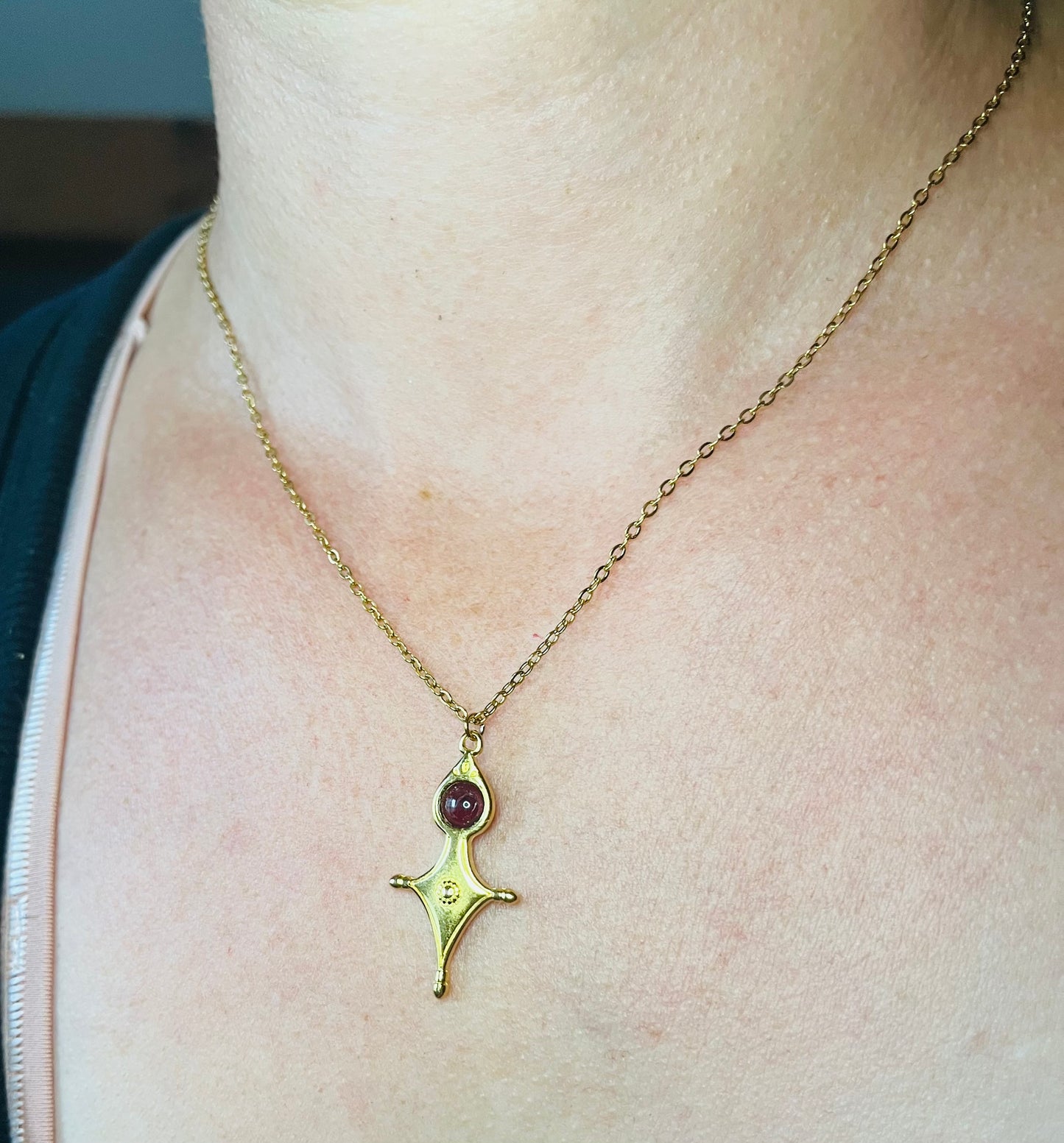 Collier Talisman Croix Touareg Grenat