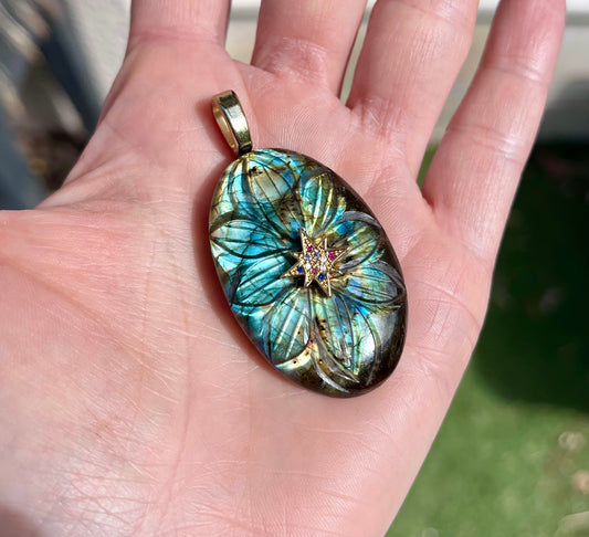 Pendentif talisman Labradorite bleue gravée