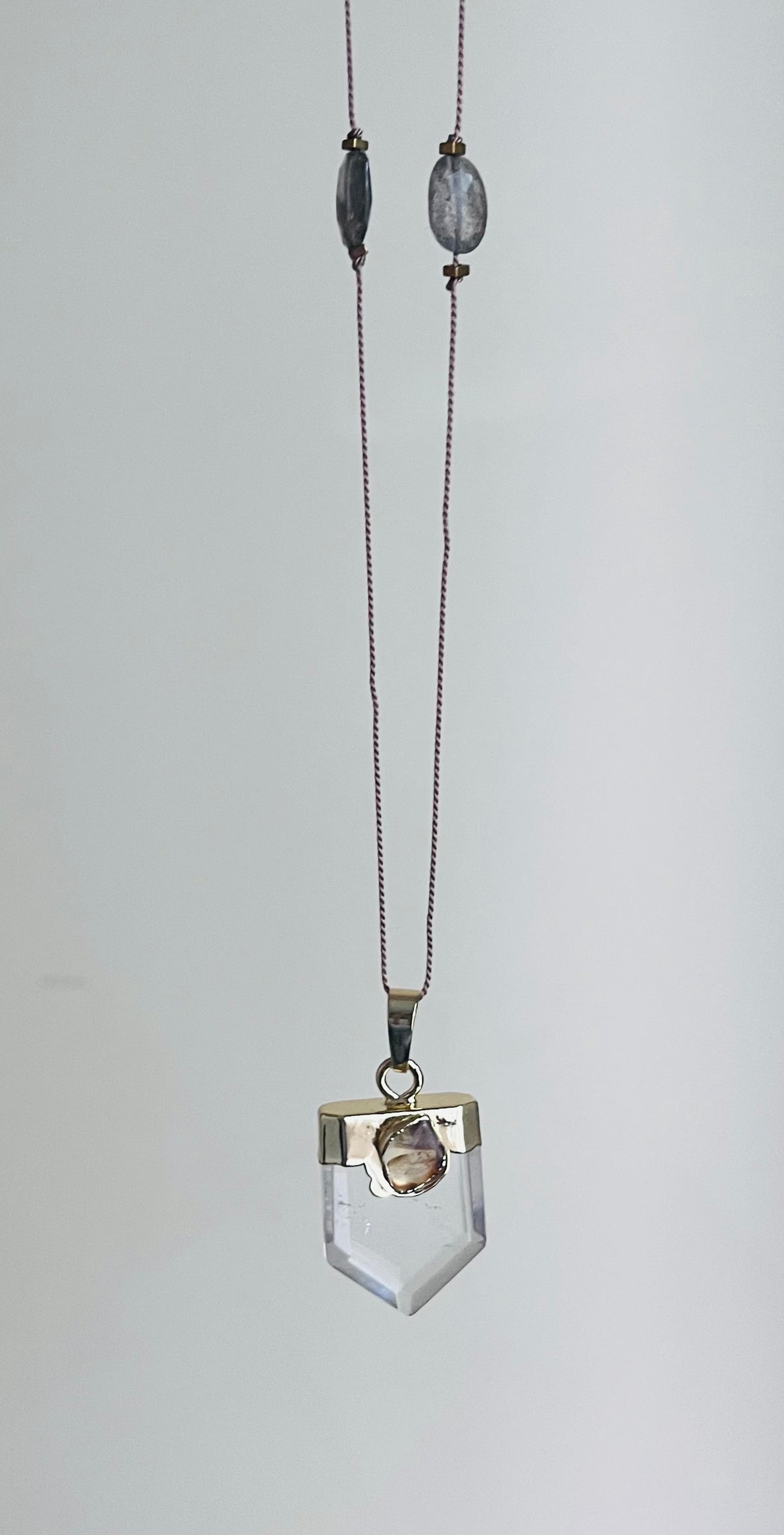 Collier sautoir Talisman Labradorite et Cristal de Roche