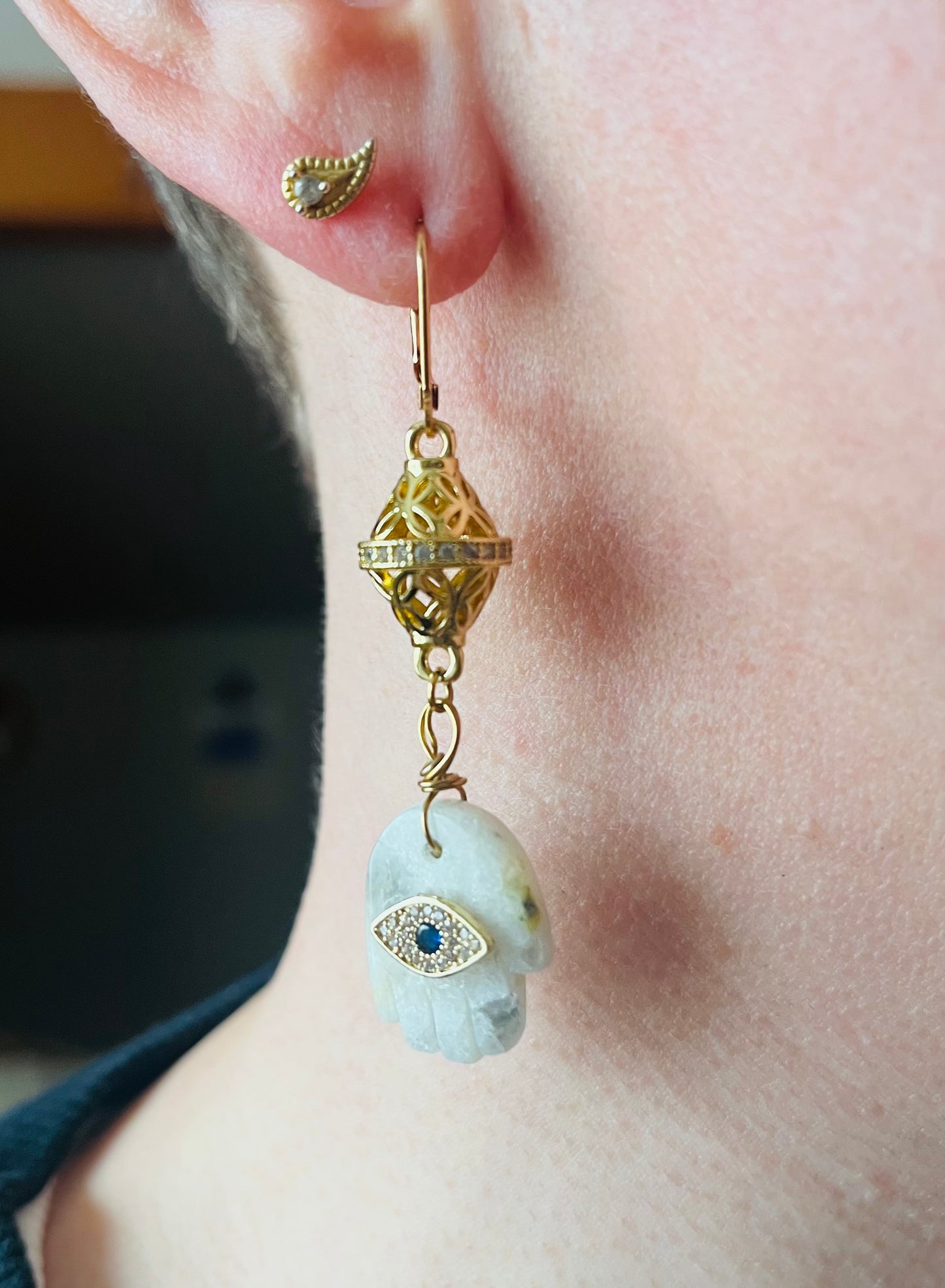 Single protective hand loop with Moonstone