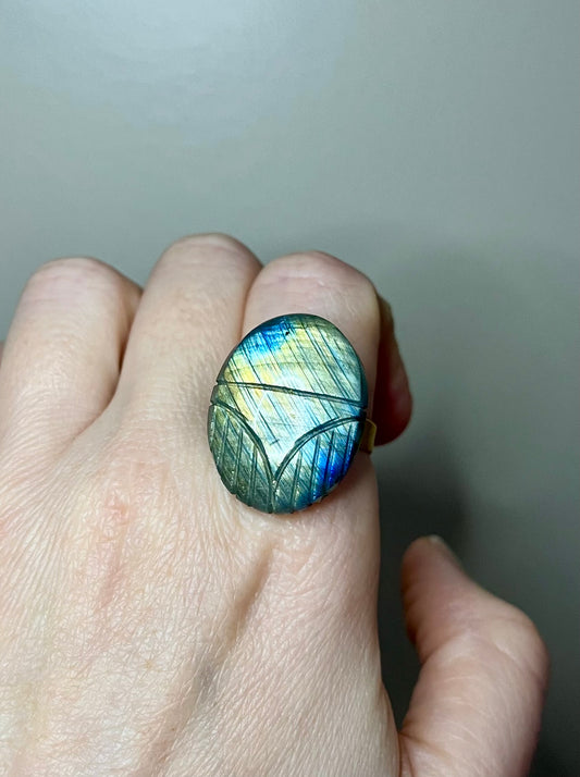 Bague amulette scarabée Labradorite