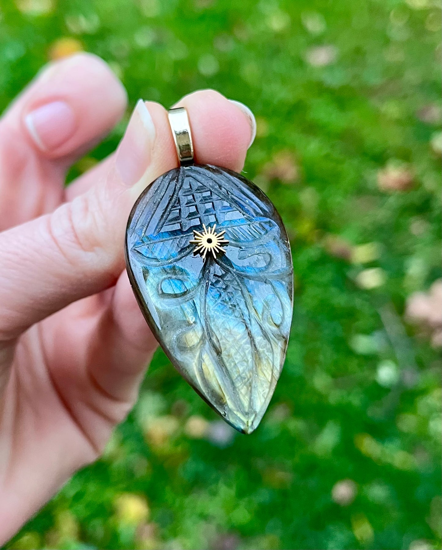 Pendentif amulette masque protecteur Labradorite