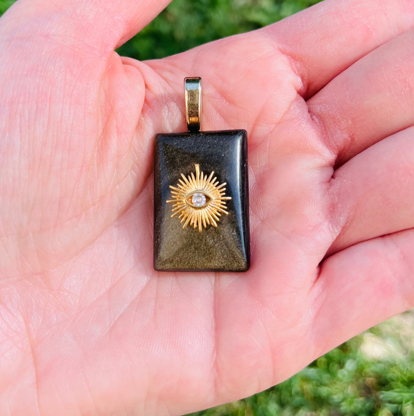 Pendentif amulette Obsidienne dorée