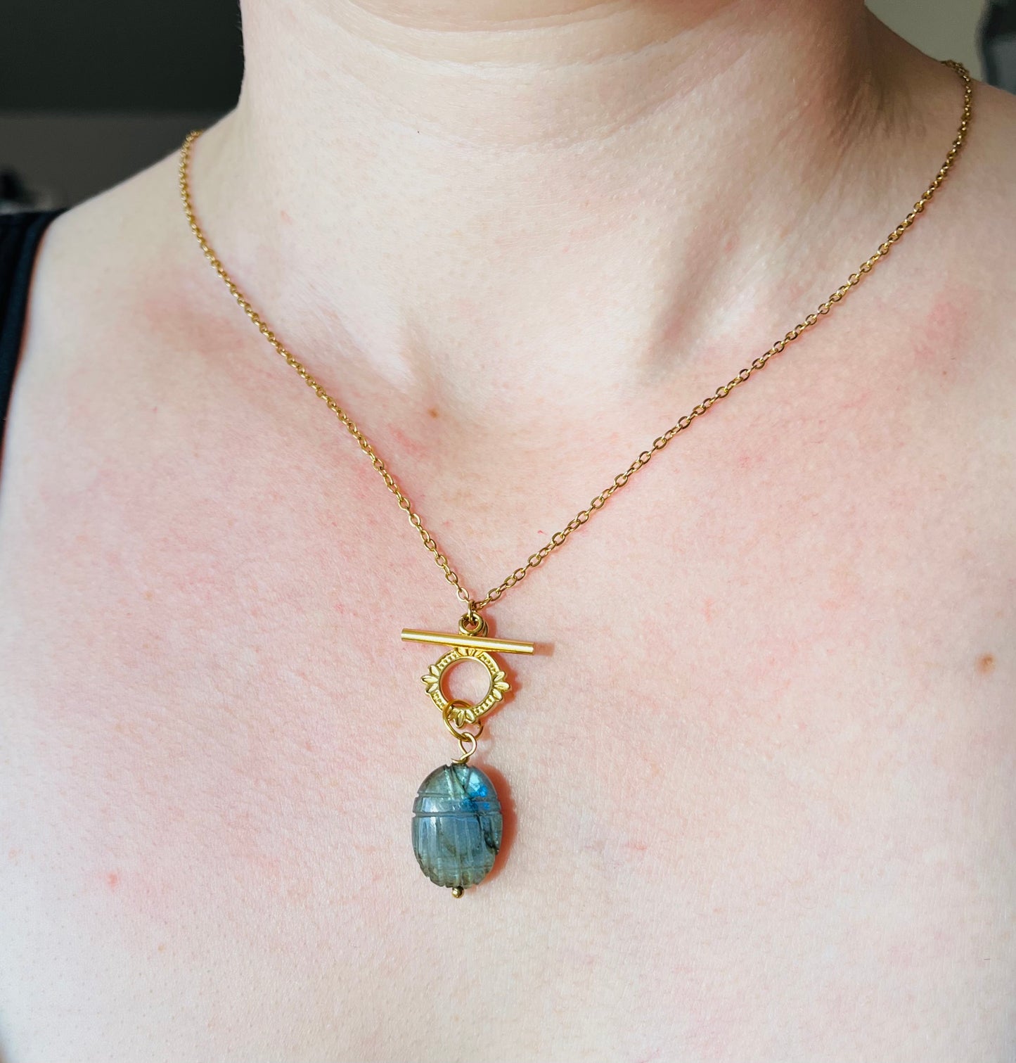 Collier amulette scarabée Labradorite