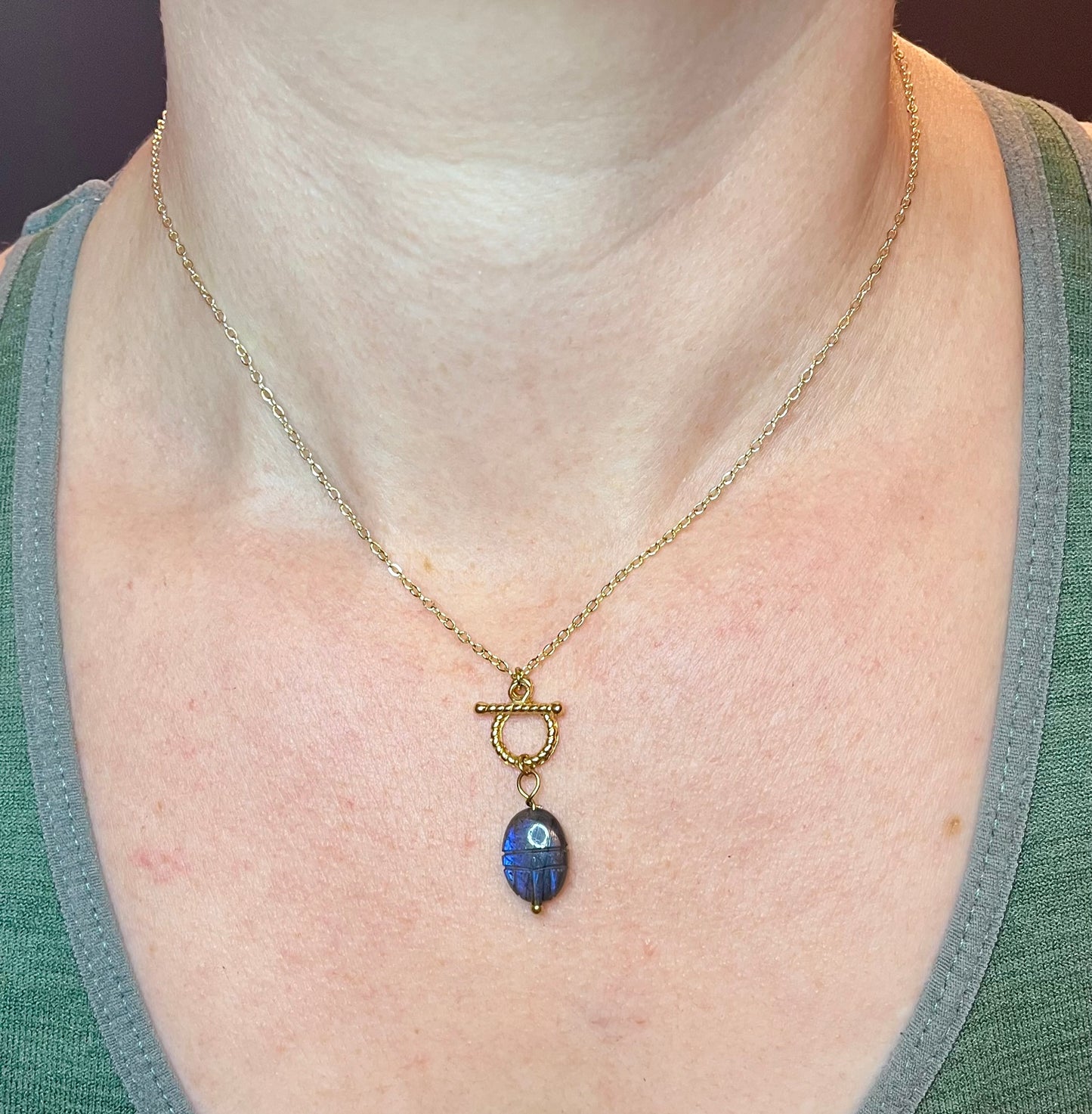 Collier amulette scarabée Labradorite protectrice