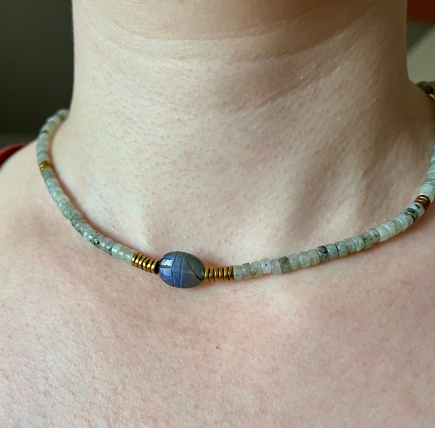 Collier amulette scarabée Labradorite