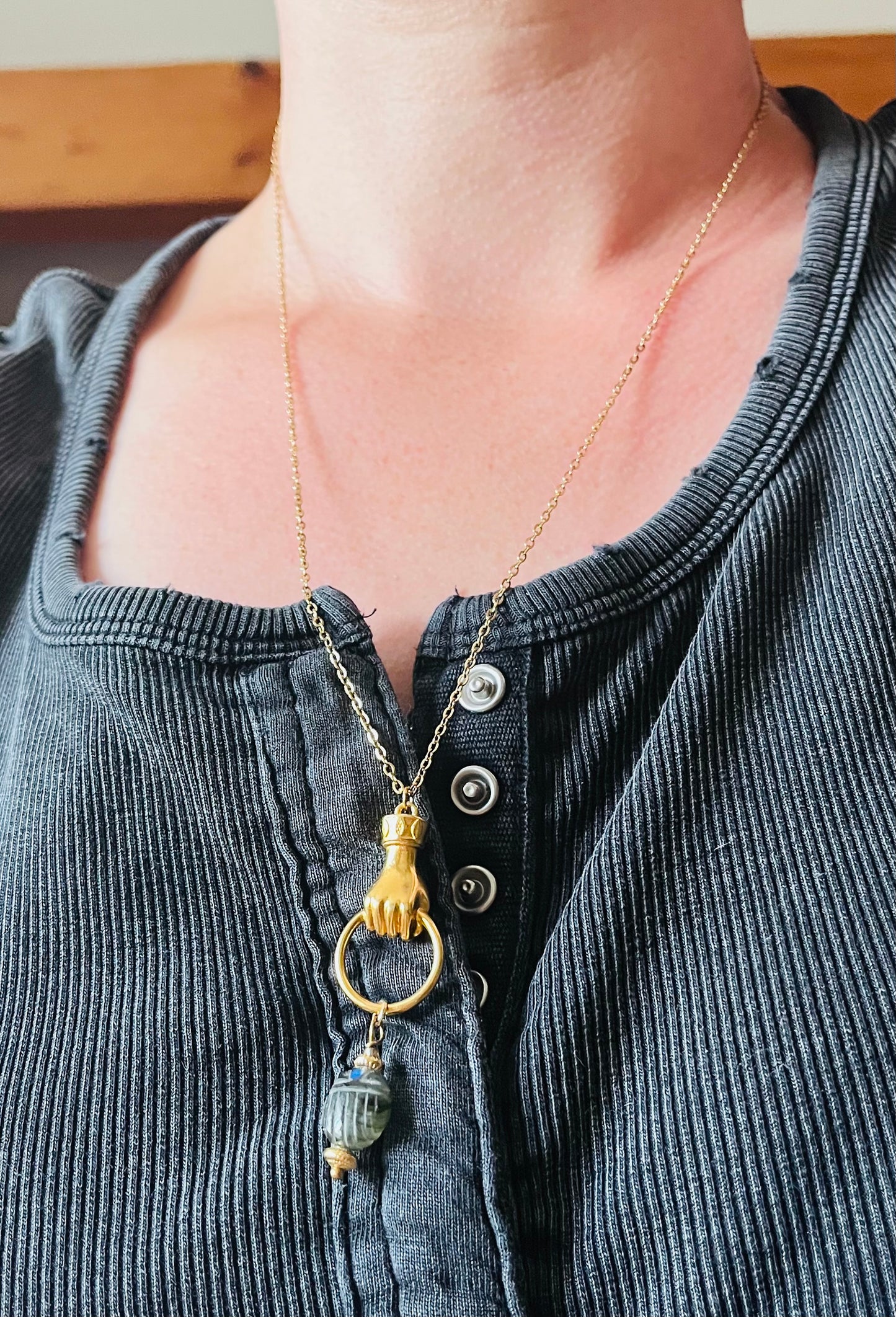 Collier sautoir amulette scarabée Labradorite
