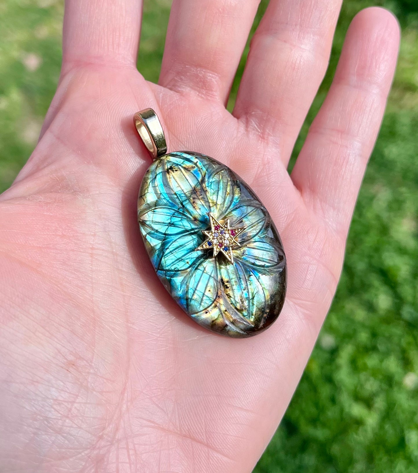 Pendentif talisman Labradorite bleue gravée