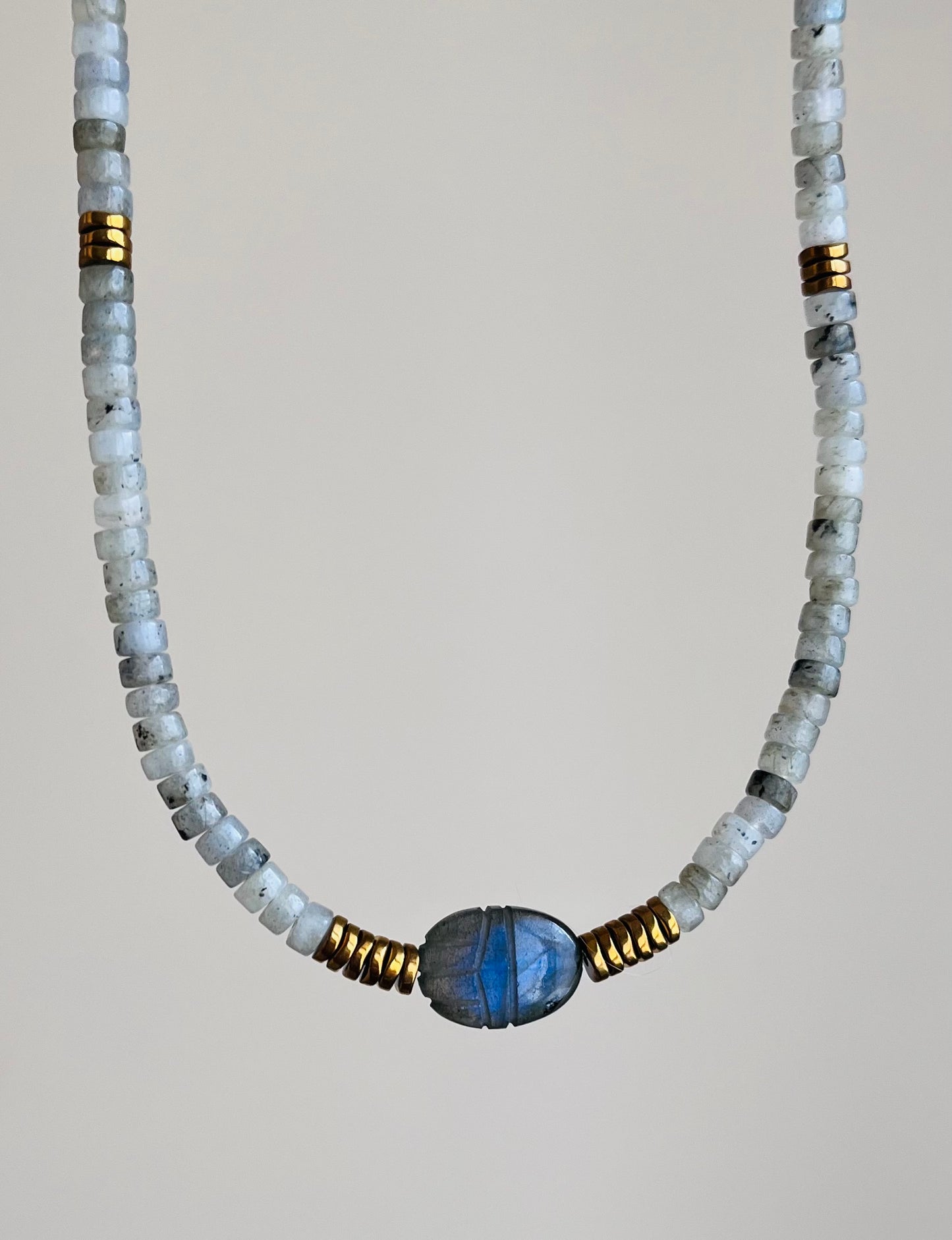 Collier amulette scarabée Labradorite