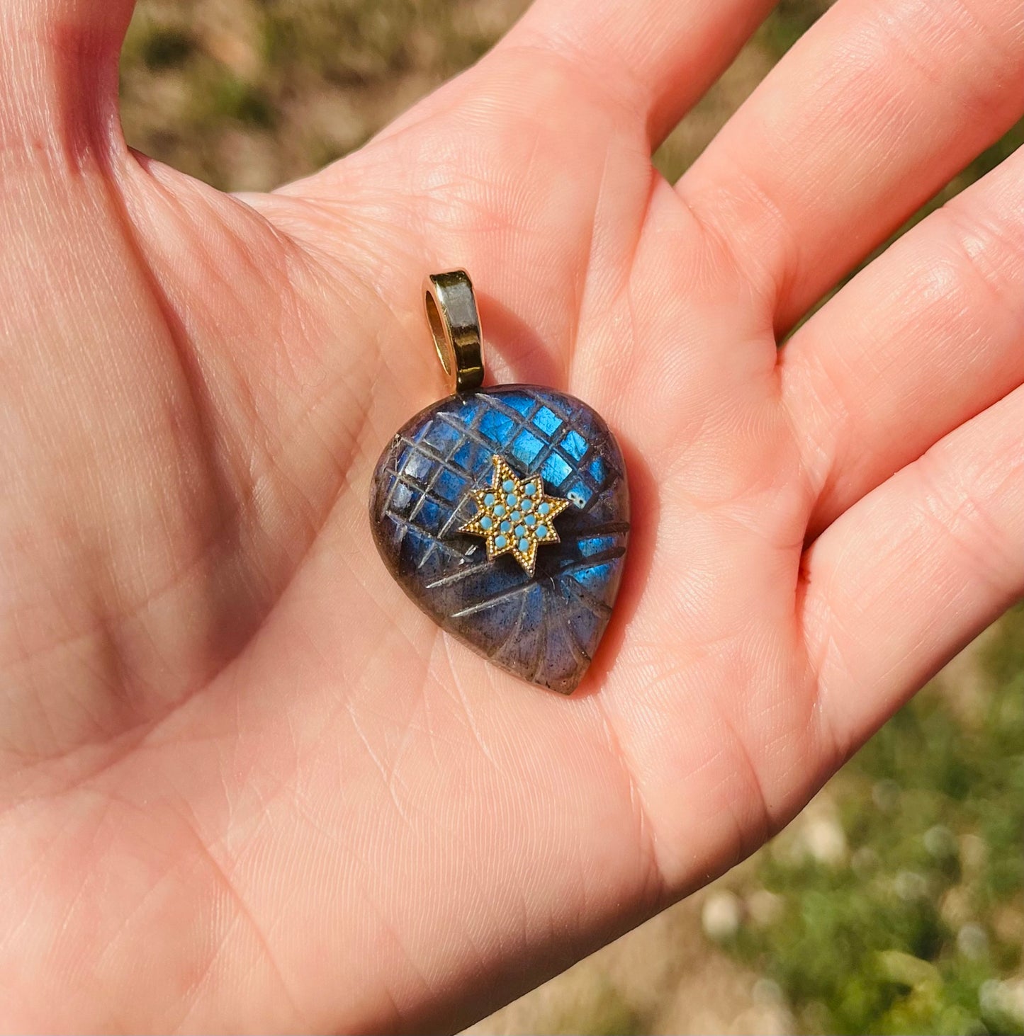 Pendentif Labradorite bleue gravée
