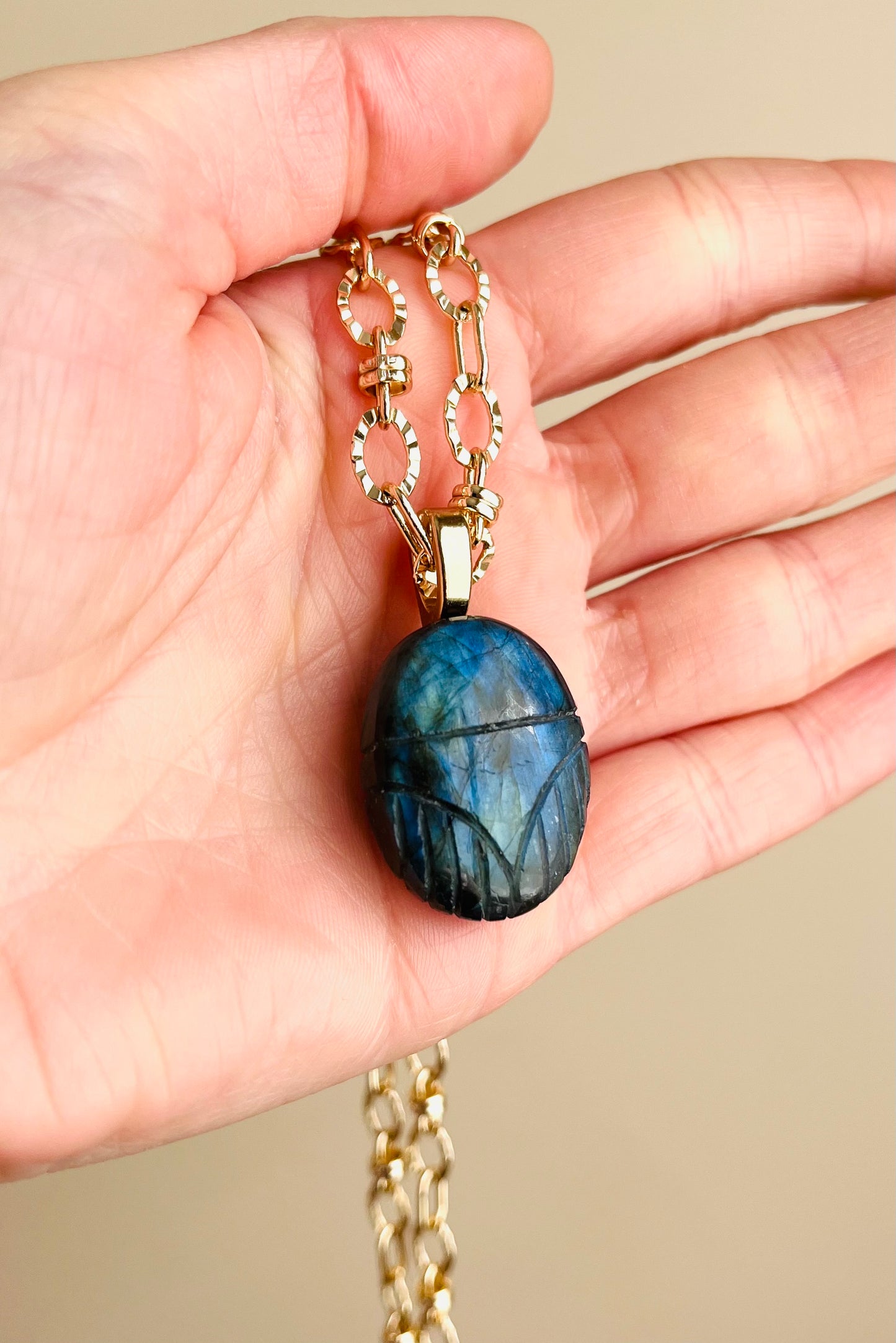 Collier talisman scarabée Labradorite