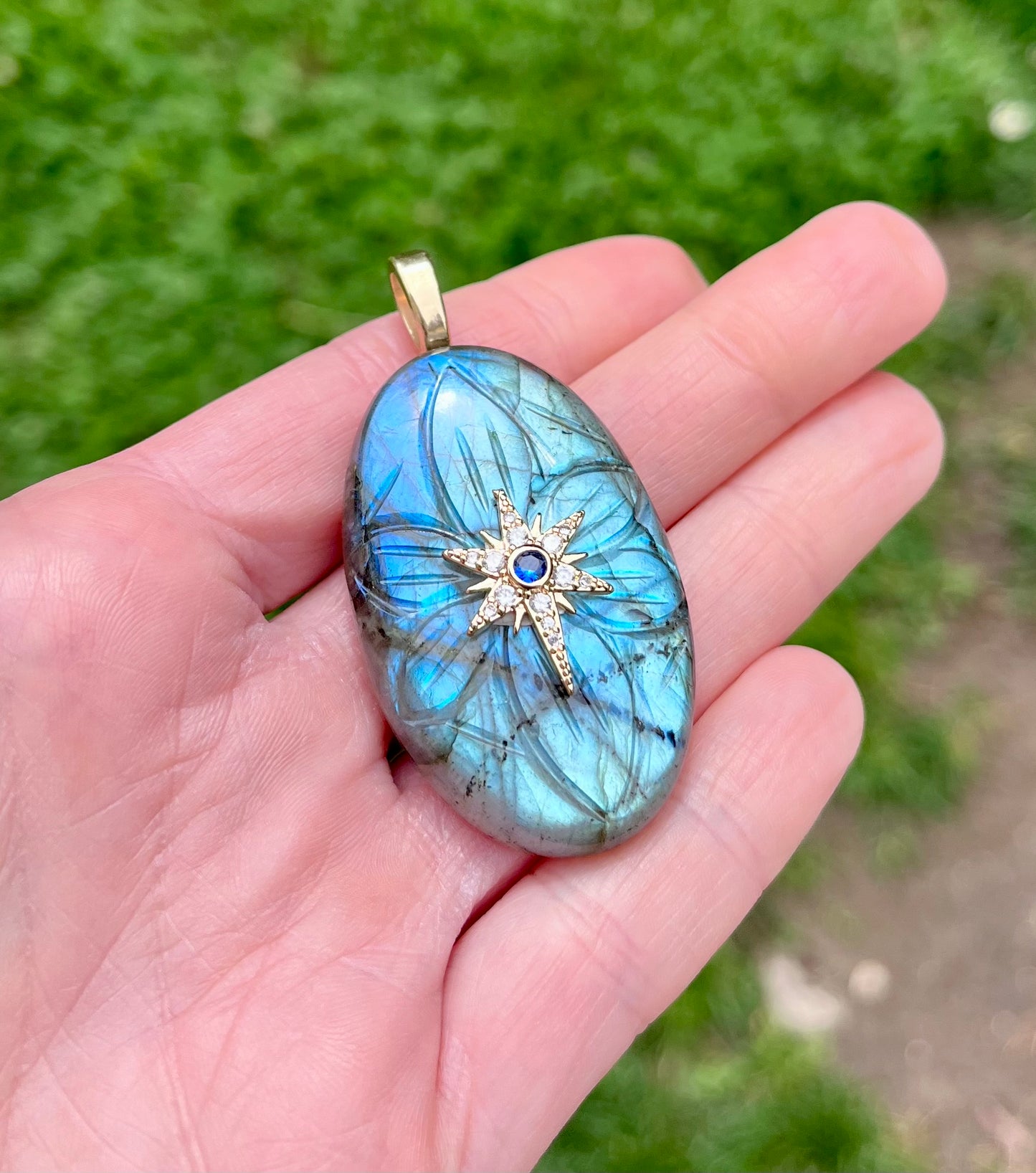 Pendentif talisman Labradorite bleue gravée