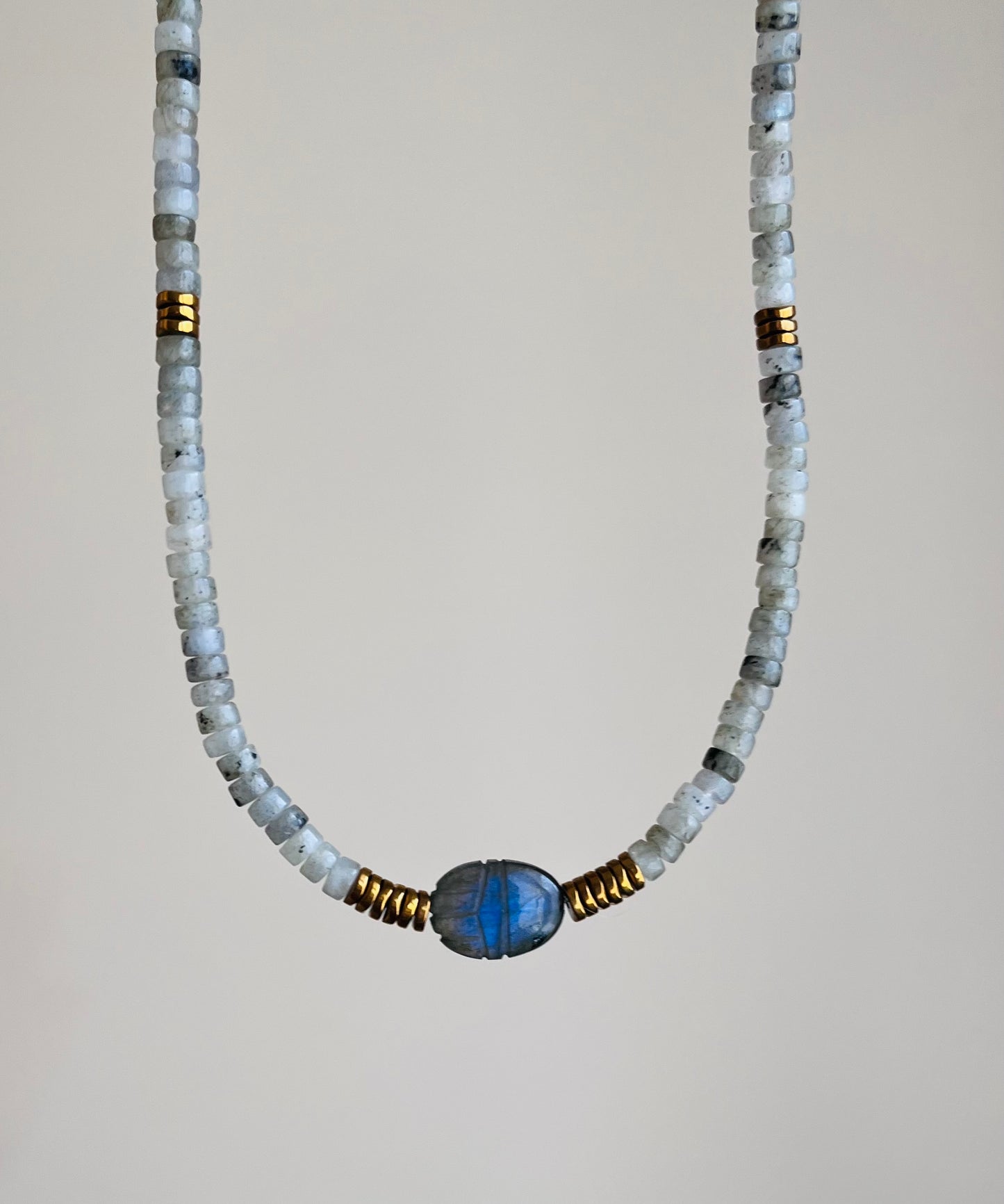 Collier amulette scarabée Labradorite