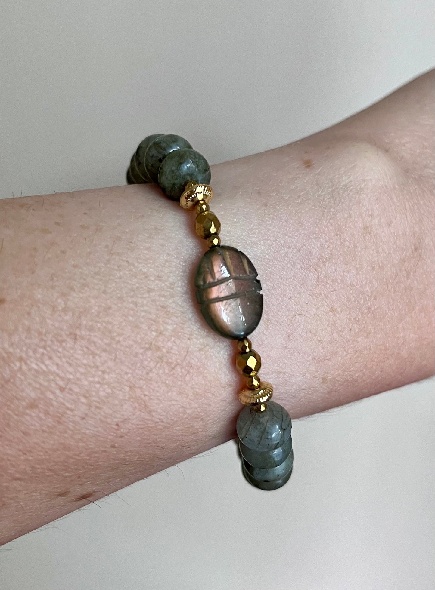 Bracelet amulette scarabée Labradorite