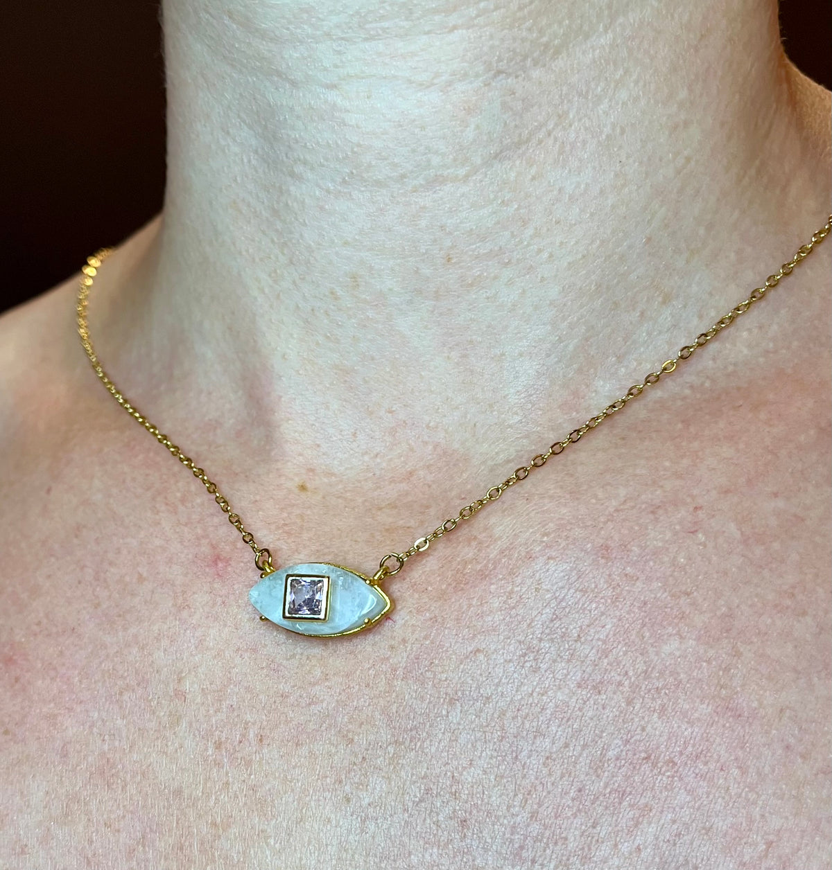 Collier amulette œil Pierre de Lune