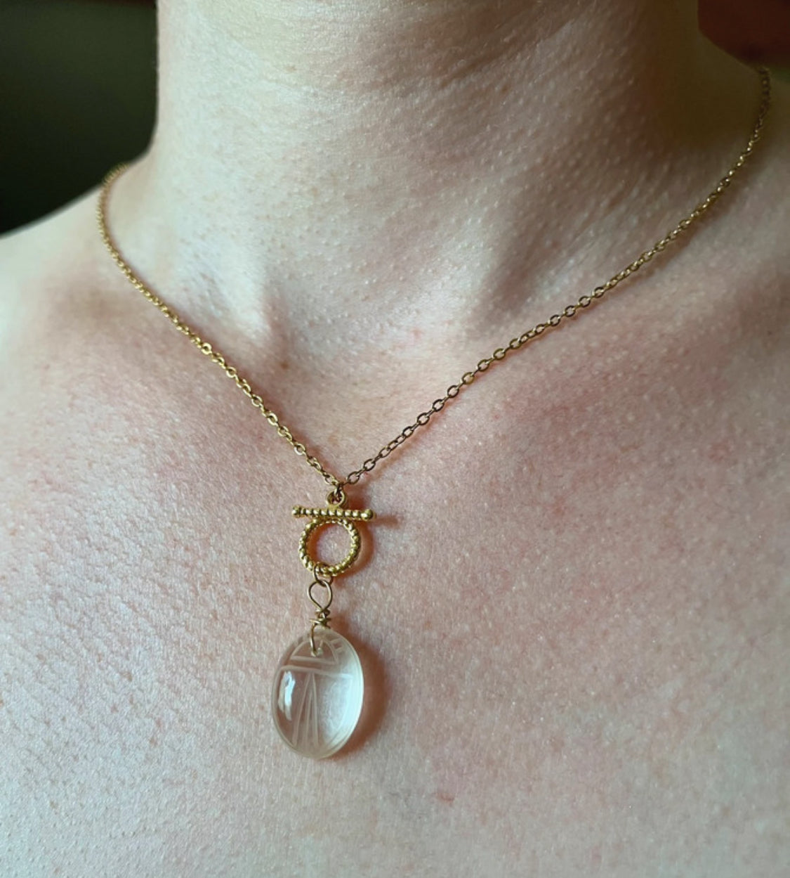 Collier Scarabée en cristal de roche – Bijou symbolique fait main