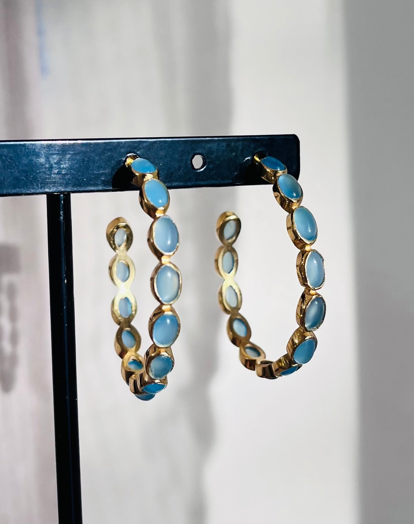 Boucles d’oreilles créoles Calcédoine bleue