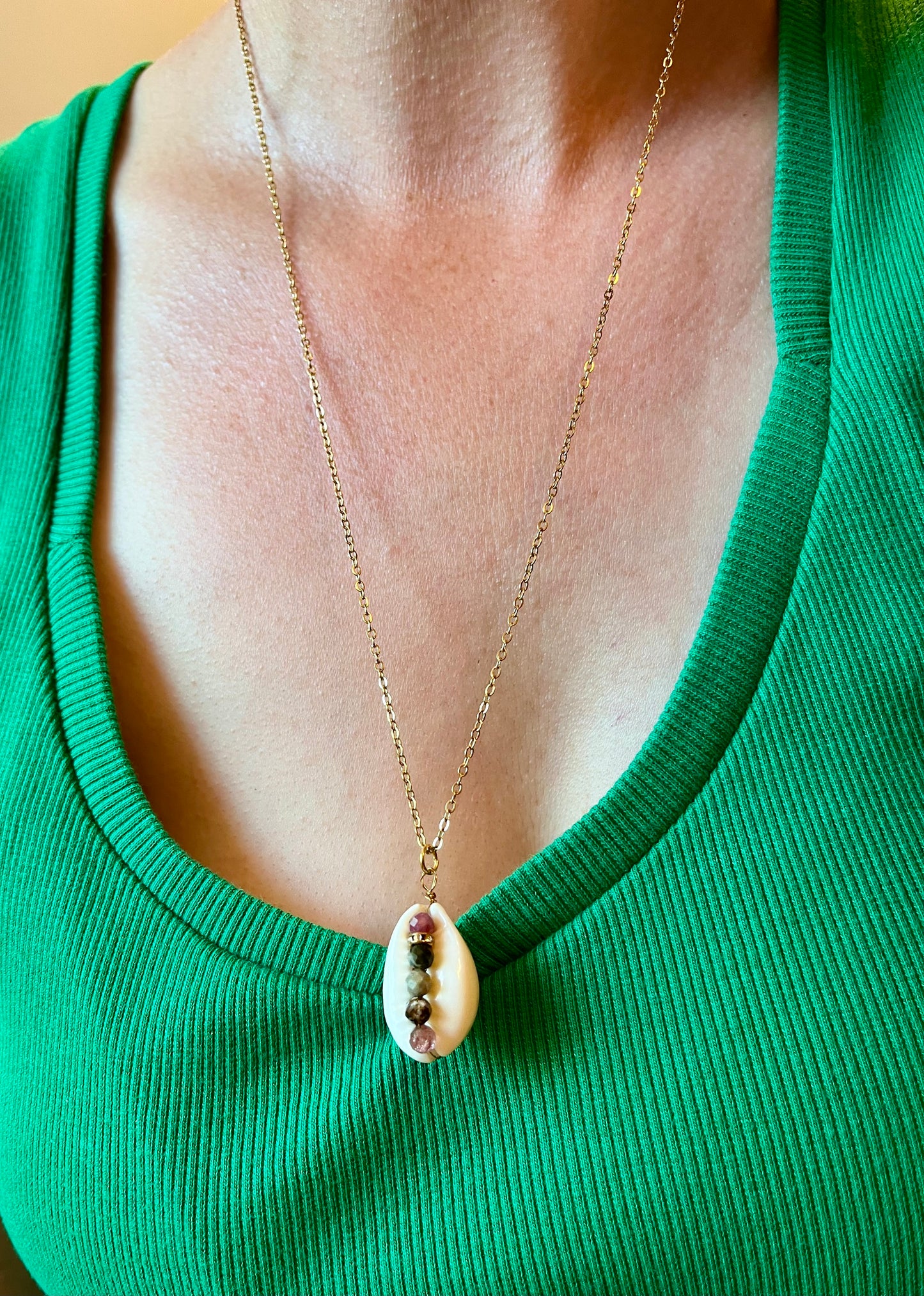 Collier sautoir Cauri et Tourmalines