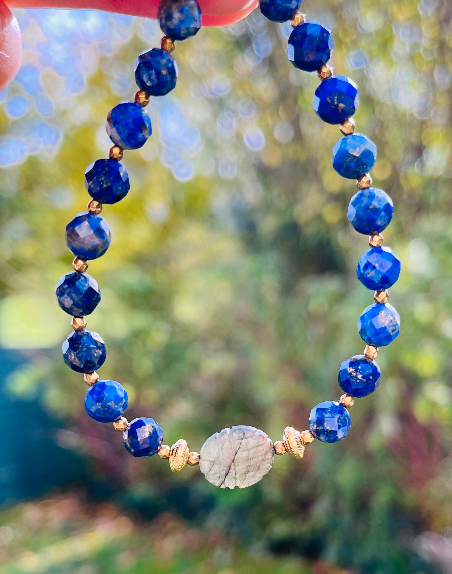 Bracelet amulette scarabée Labradorite et Lapis-lazuli