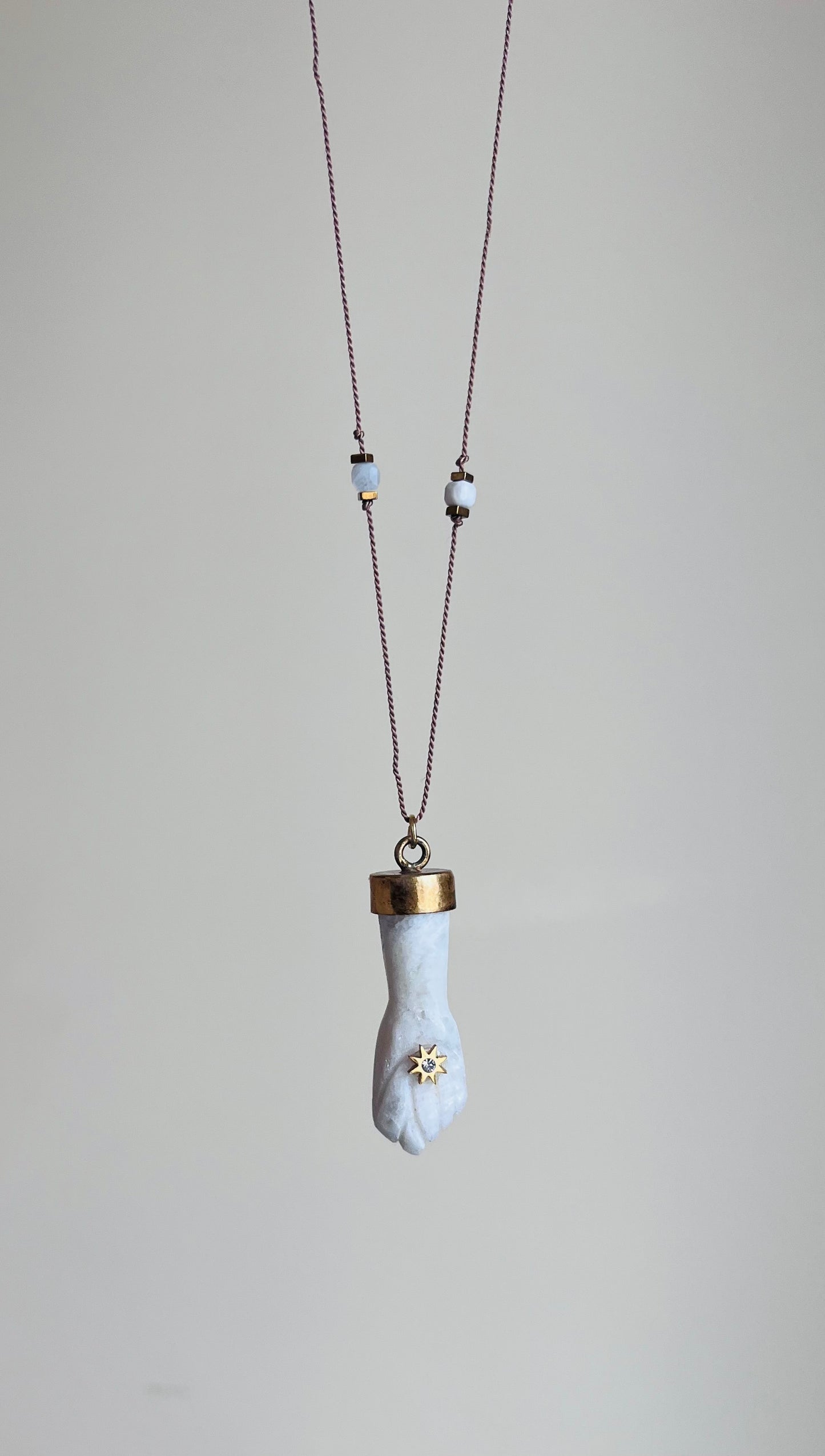 Collier sautoir talisman main protectrice Pierre de Lune