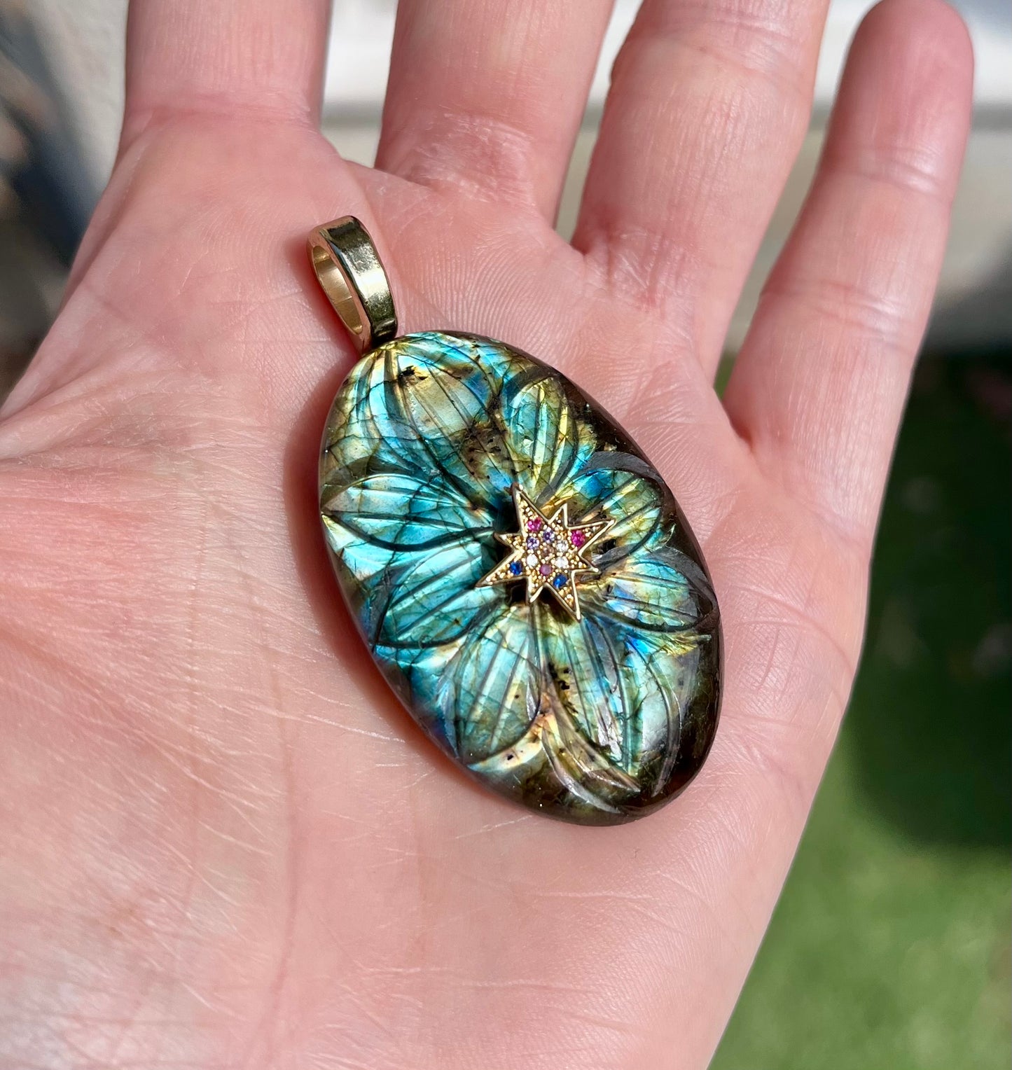 Pendentif talisman Labradorite bleue gravée