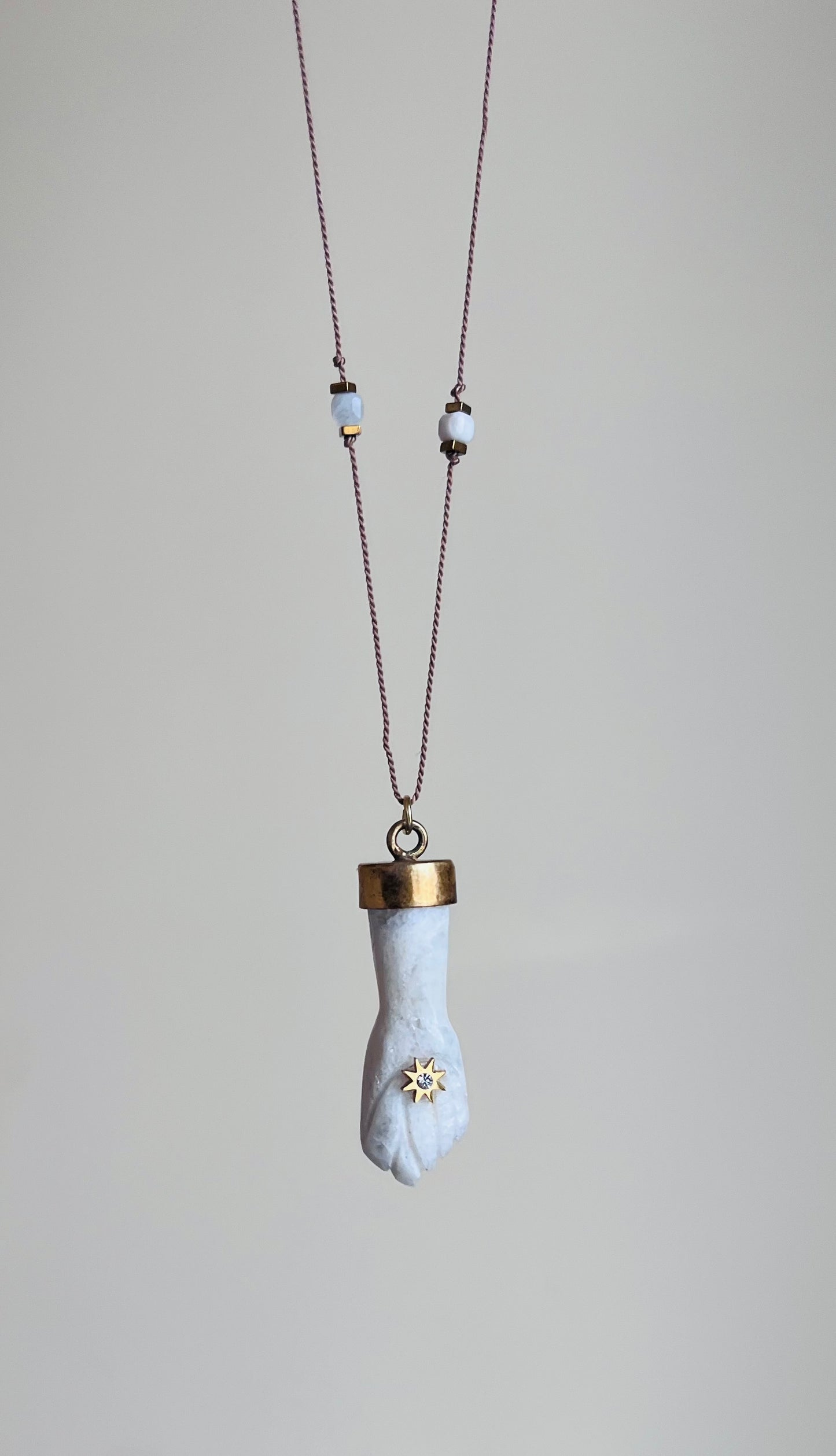 Collier sautoir talisman main protectrice Pierre de Lune