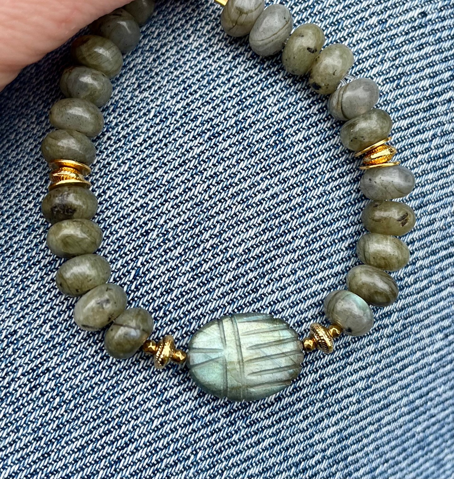 Bracelet amulette scarabée Labradorite