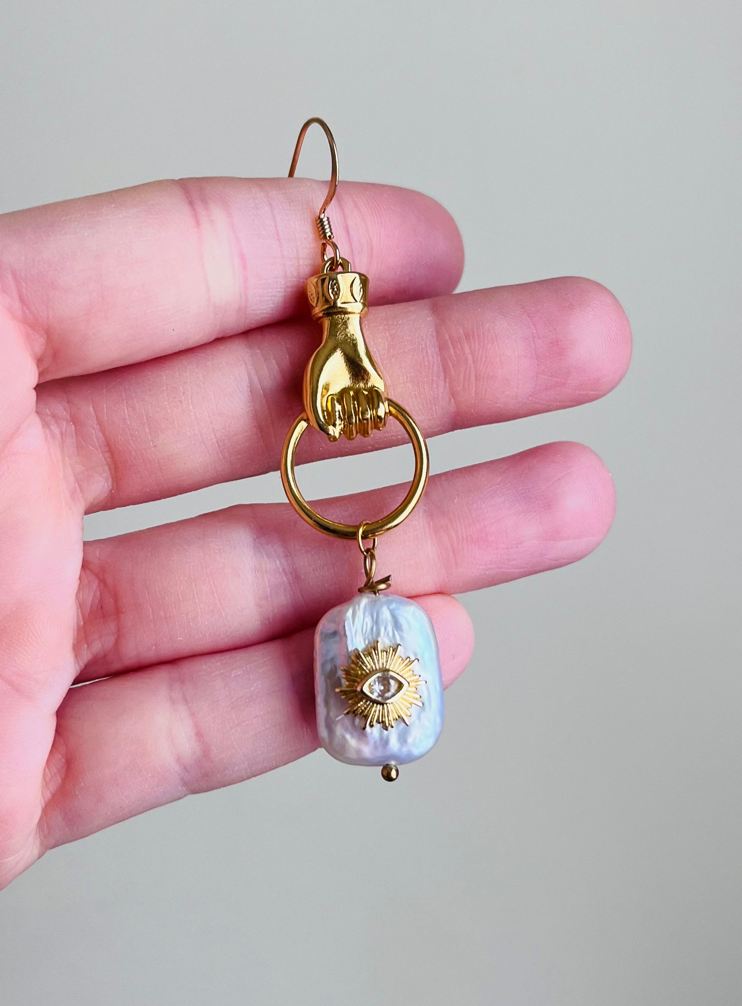 Mono boucle amulette Perle d’eau douce