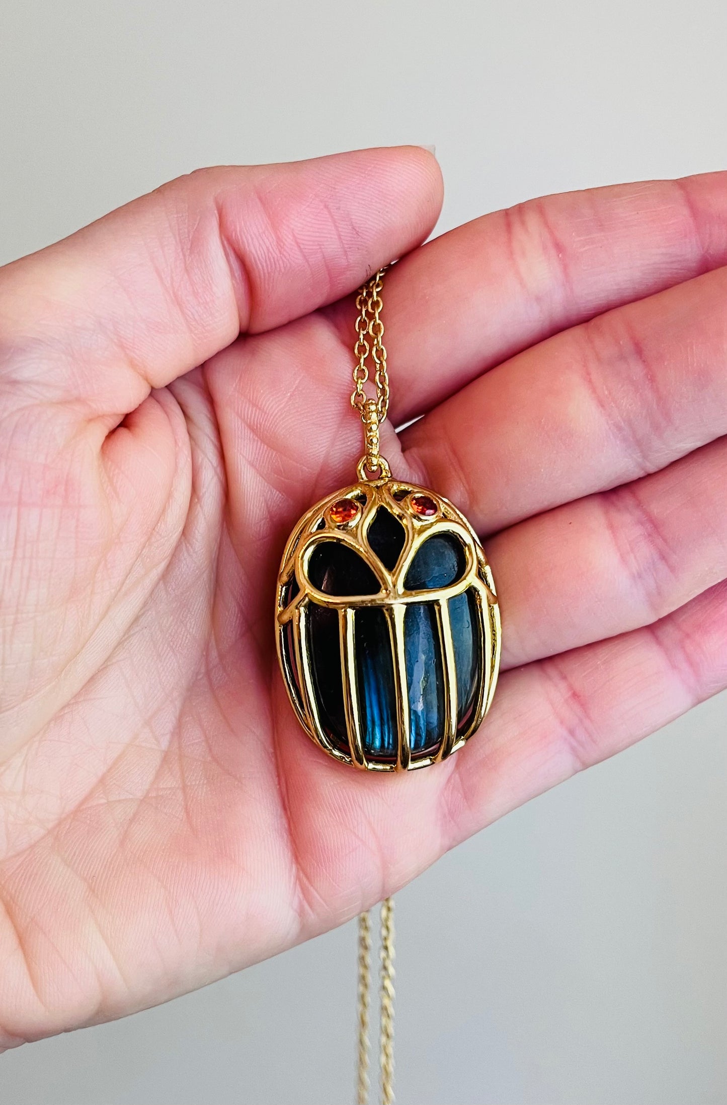 Collier amulette scarabée Labradorite