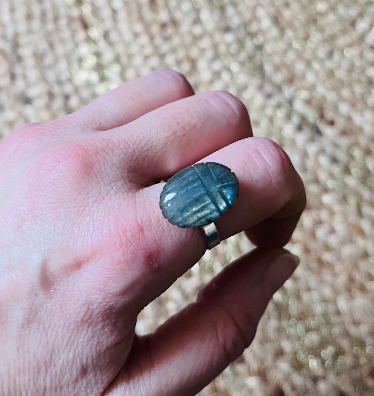 Bague amulette scarabée Labradorite