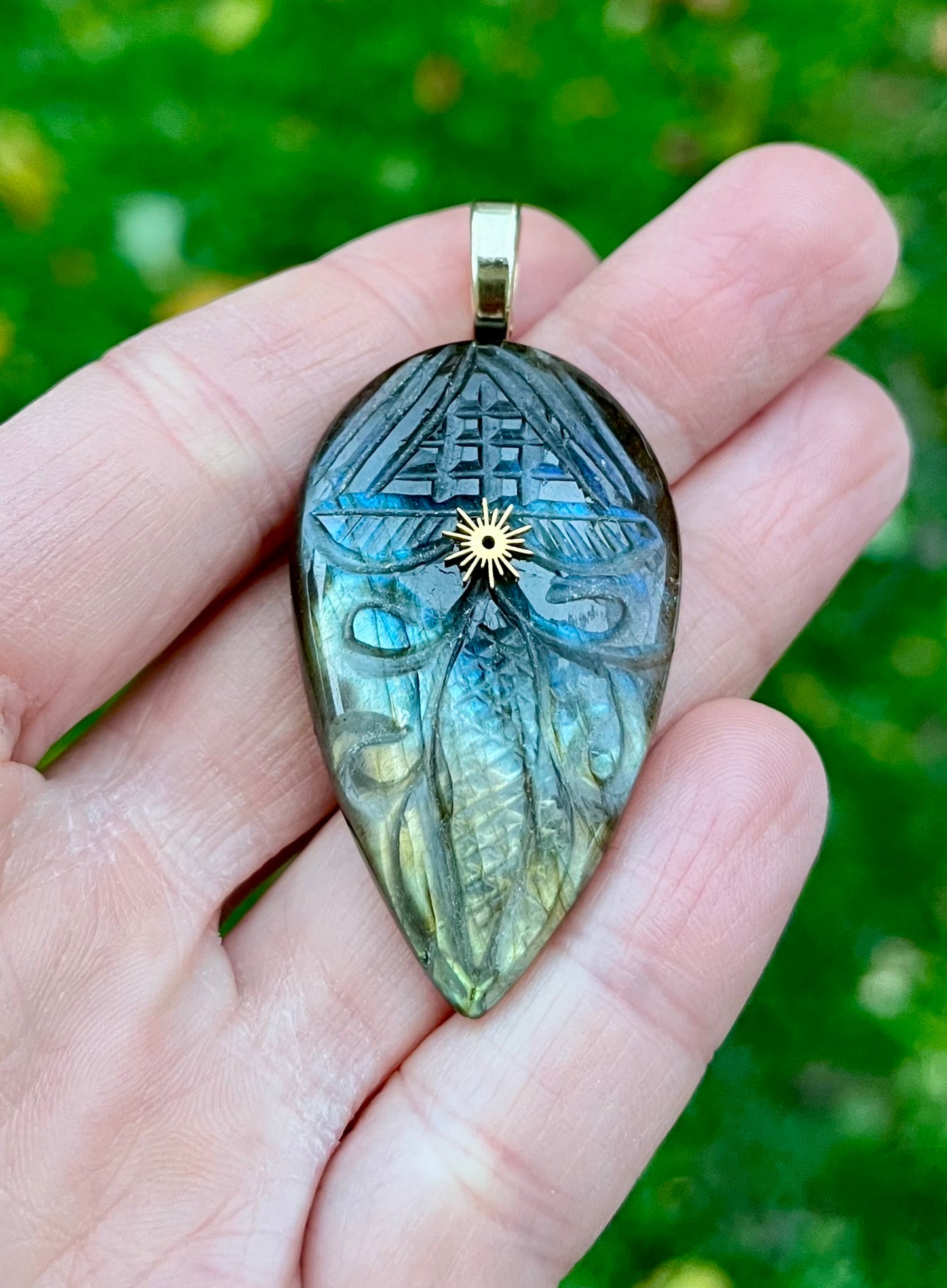 Pendentif amulette masque protecteur Labradorite