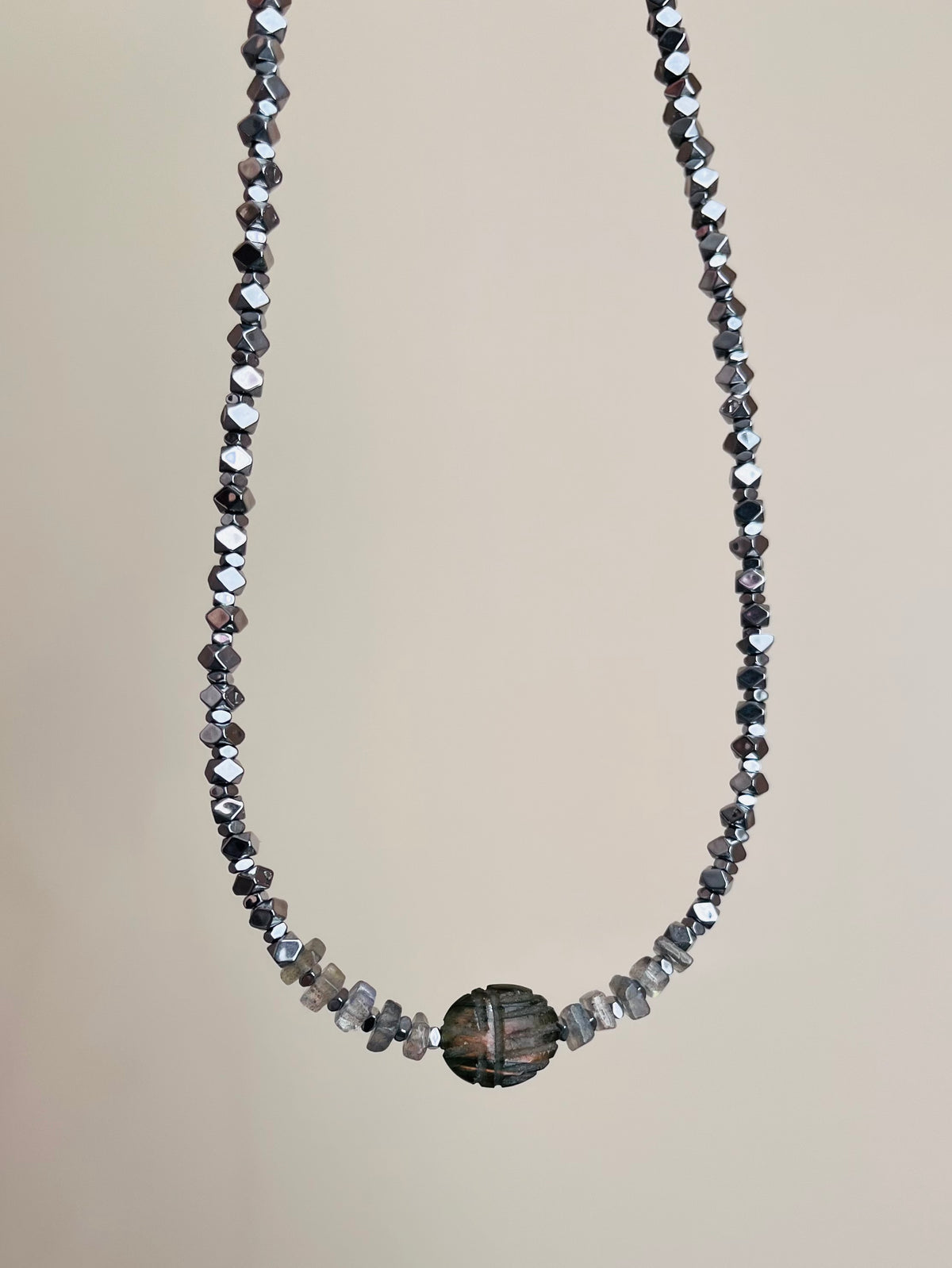 Collier talisman scarabée Labradorite et Hématites