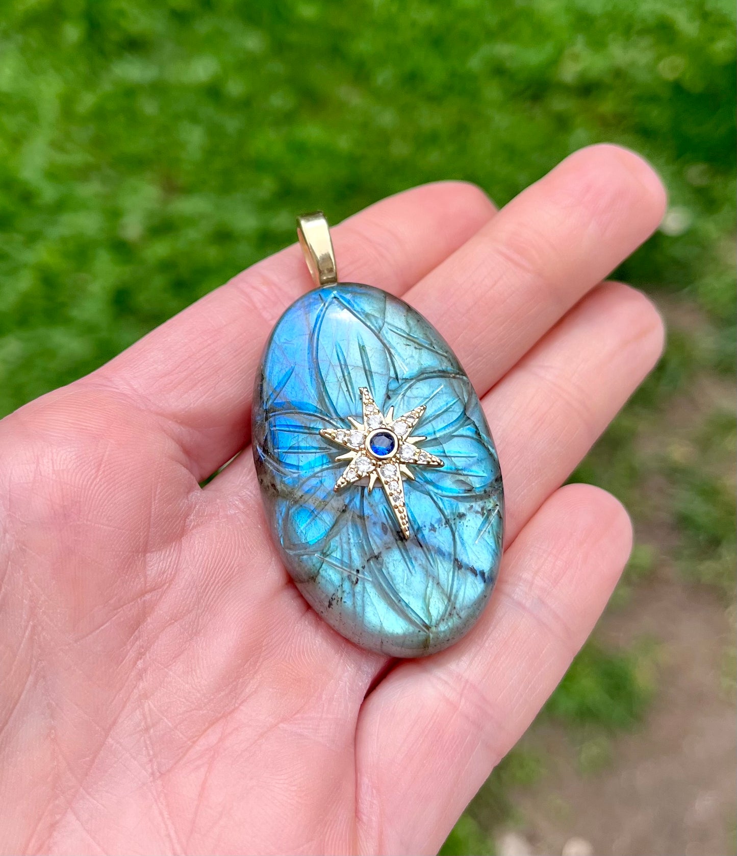 Pendentif talisman Labradorite bleue gravée