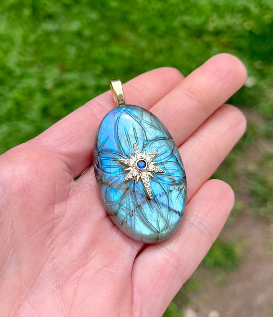 Pendentif talisman Labradorite bleue gravée