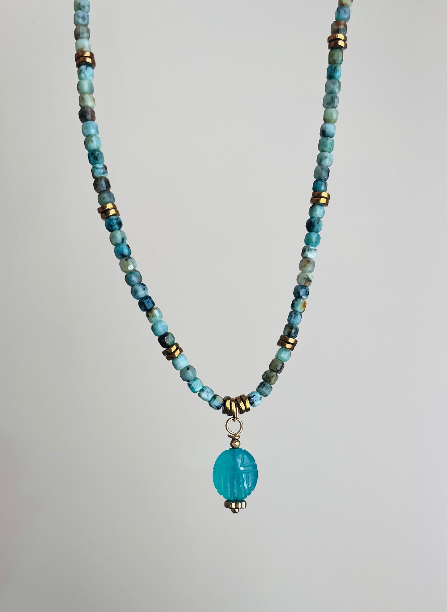 Collier amulette scarabée Onyx vert et Turquoise Africaine