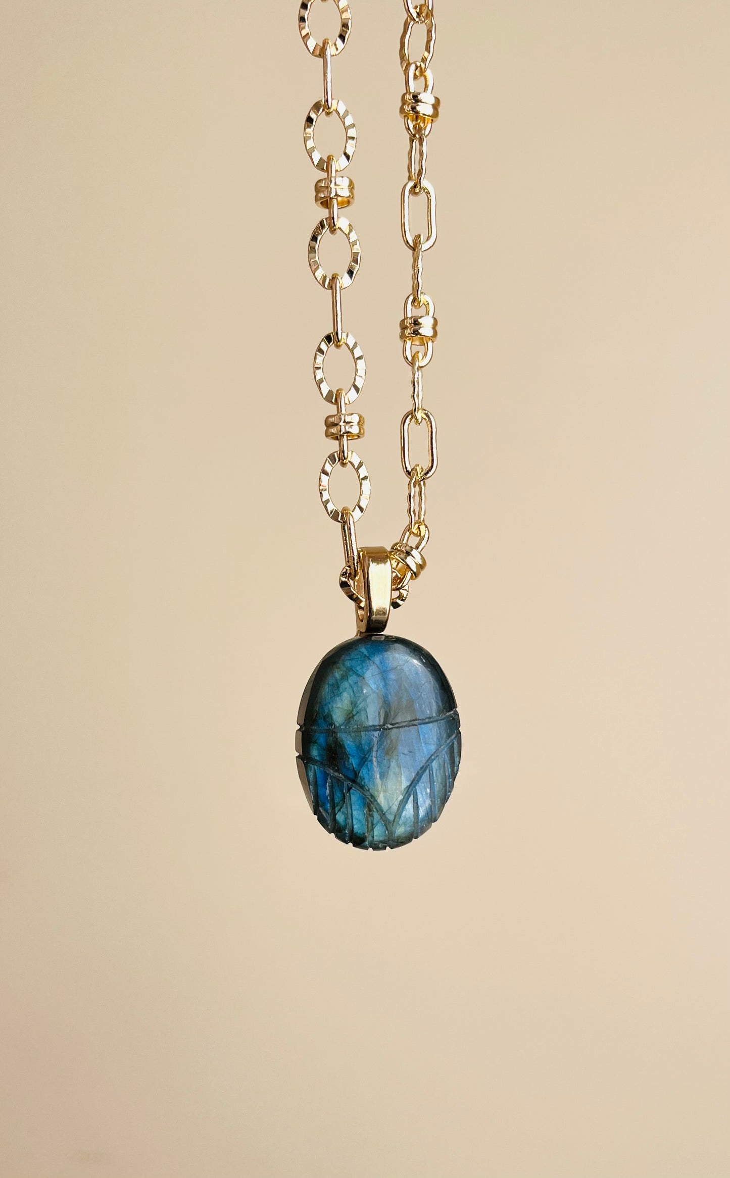 Collier talisman scarabée Labradorite