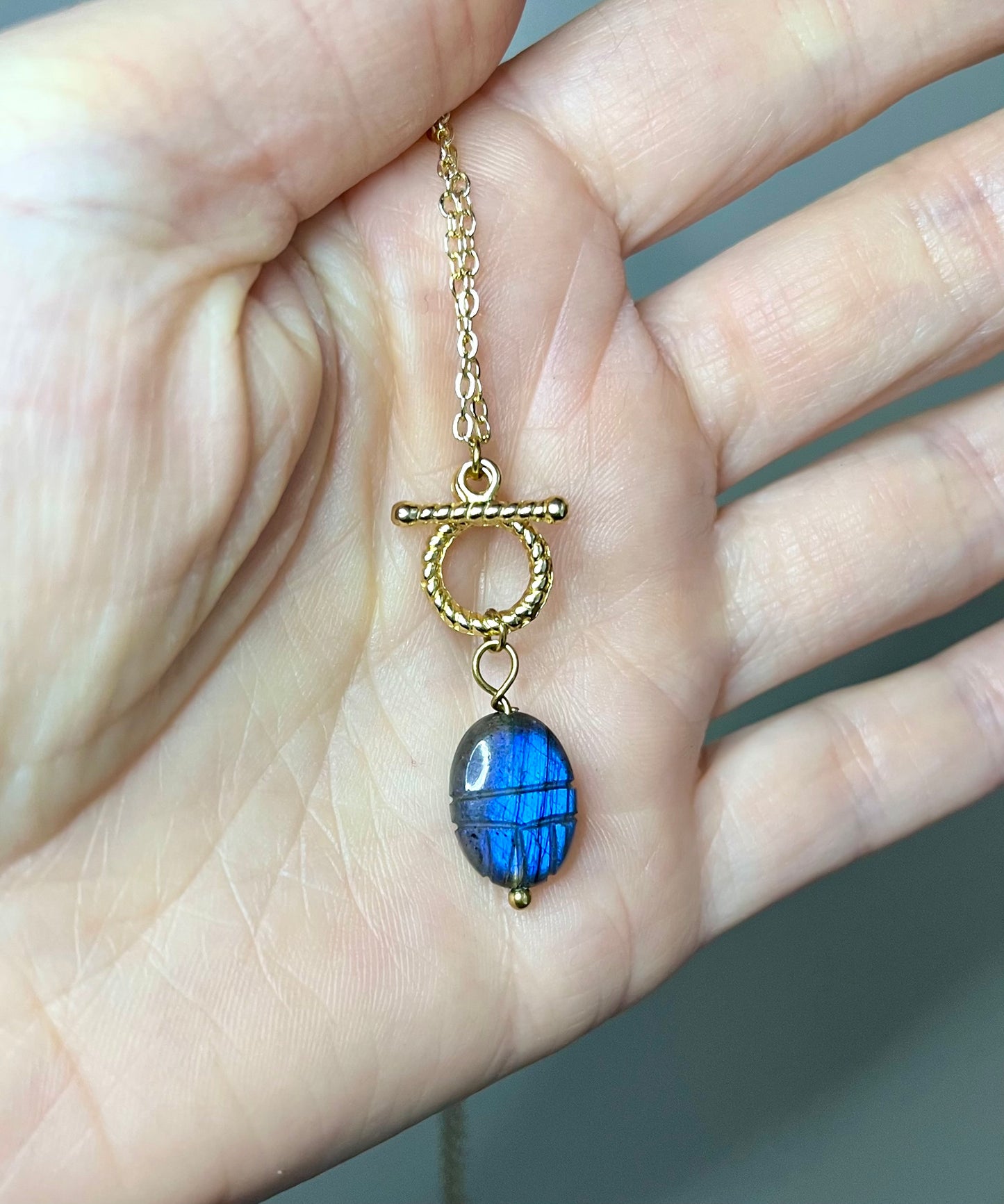 Collier amulette scarabée Labradorite protectrice