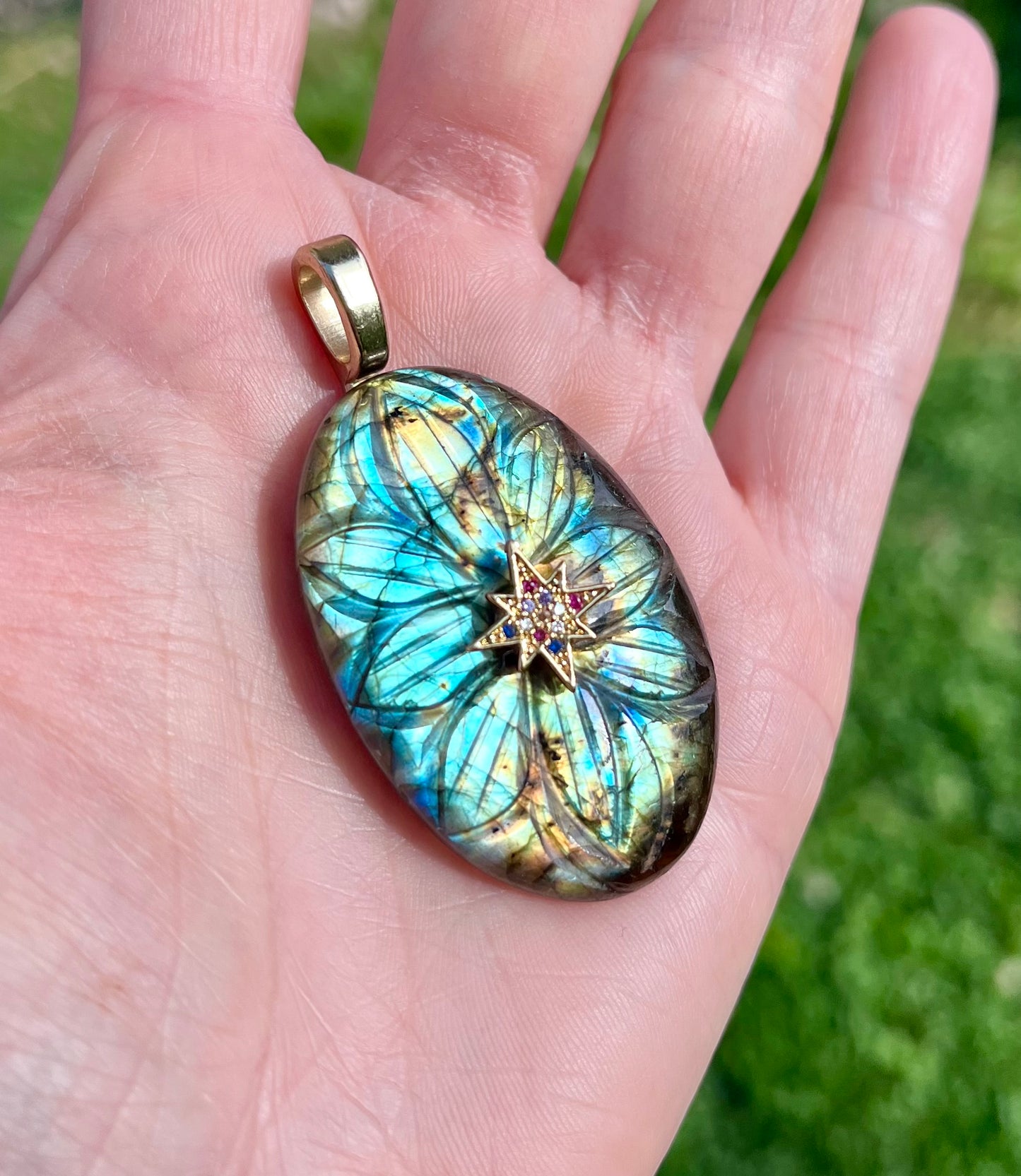 Pendentif talisman Labradorite bleue gravée