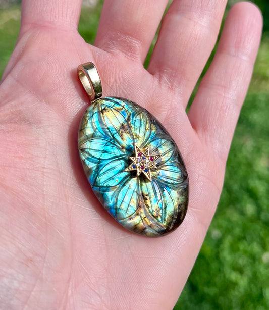 Pendentif talisman Labradorite bleue gravée