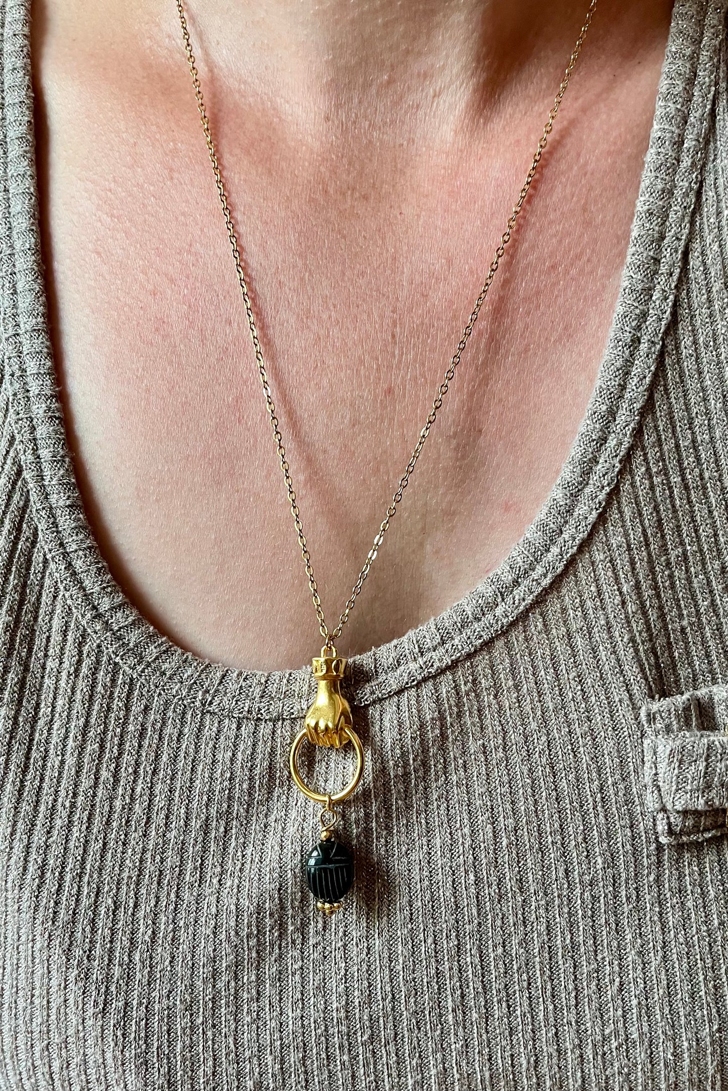 Collier sautoir amulette scarabée  Spinelle Noire
