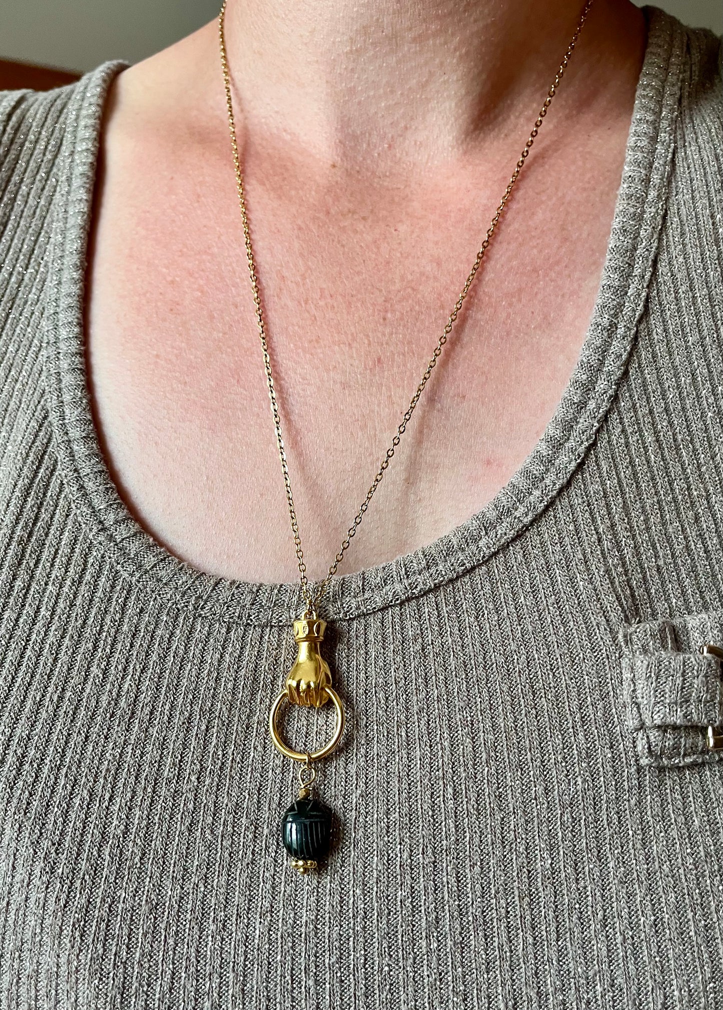 Collier sautoir amulette scarabée  Spinelle Noire