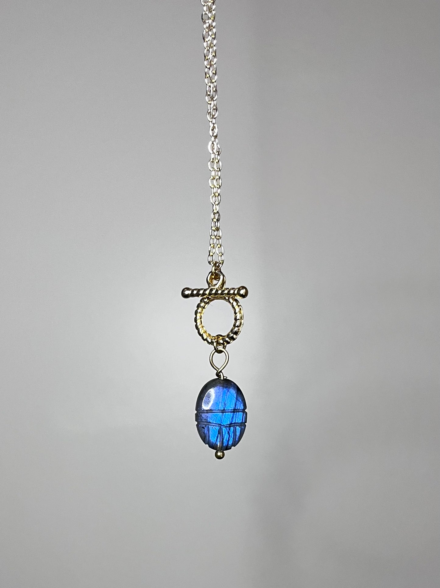Collier amulette scarabée Labradorite protectrice