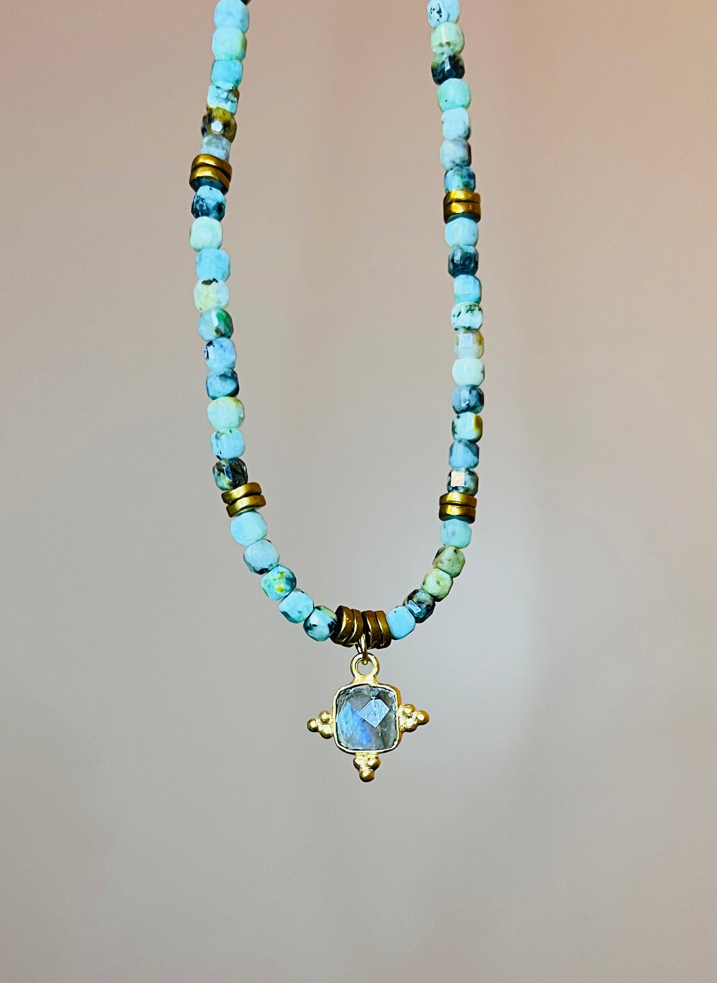 Collier talisman Turquoise africaine et Labradorite