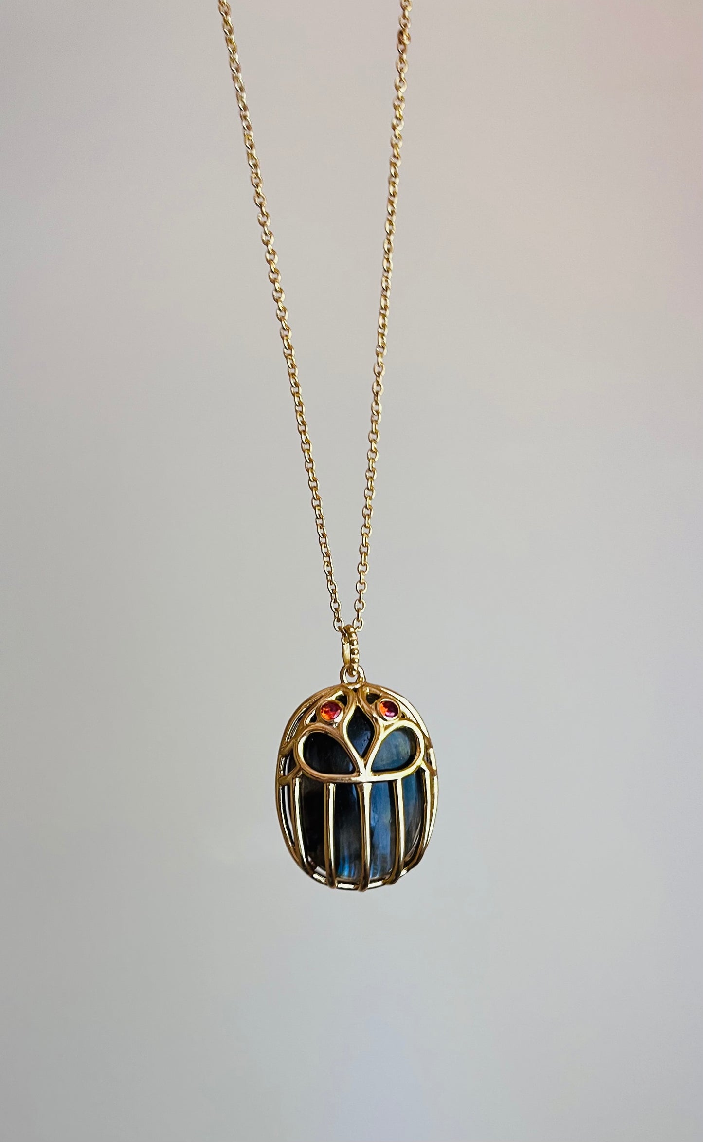 Collier amulette scarabée Labradorite