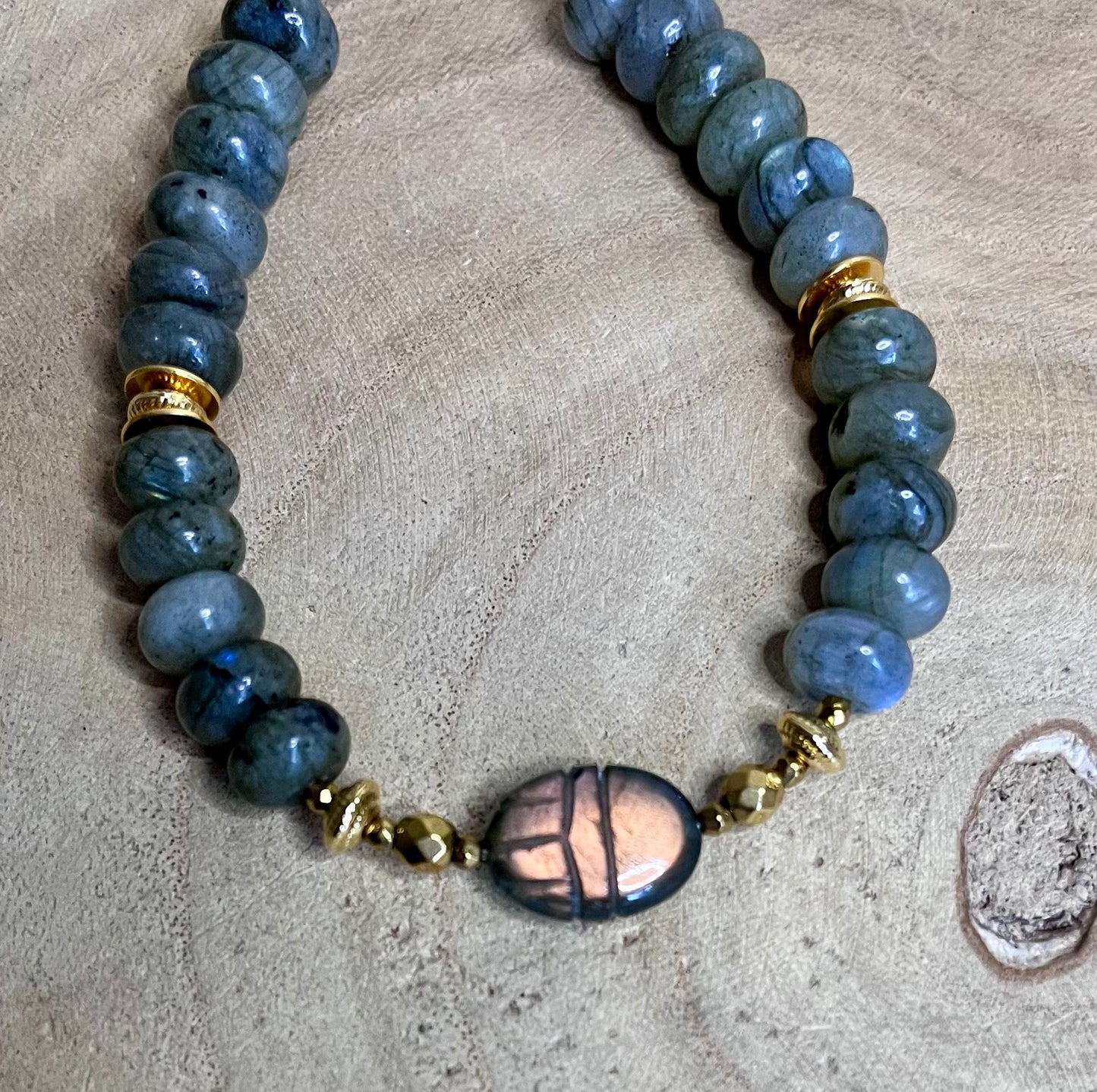 Bracelet amulette scarabée Labradorite