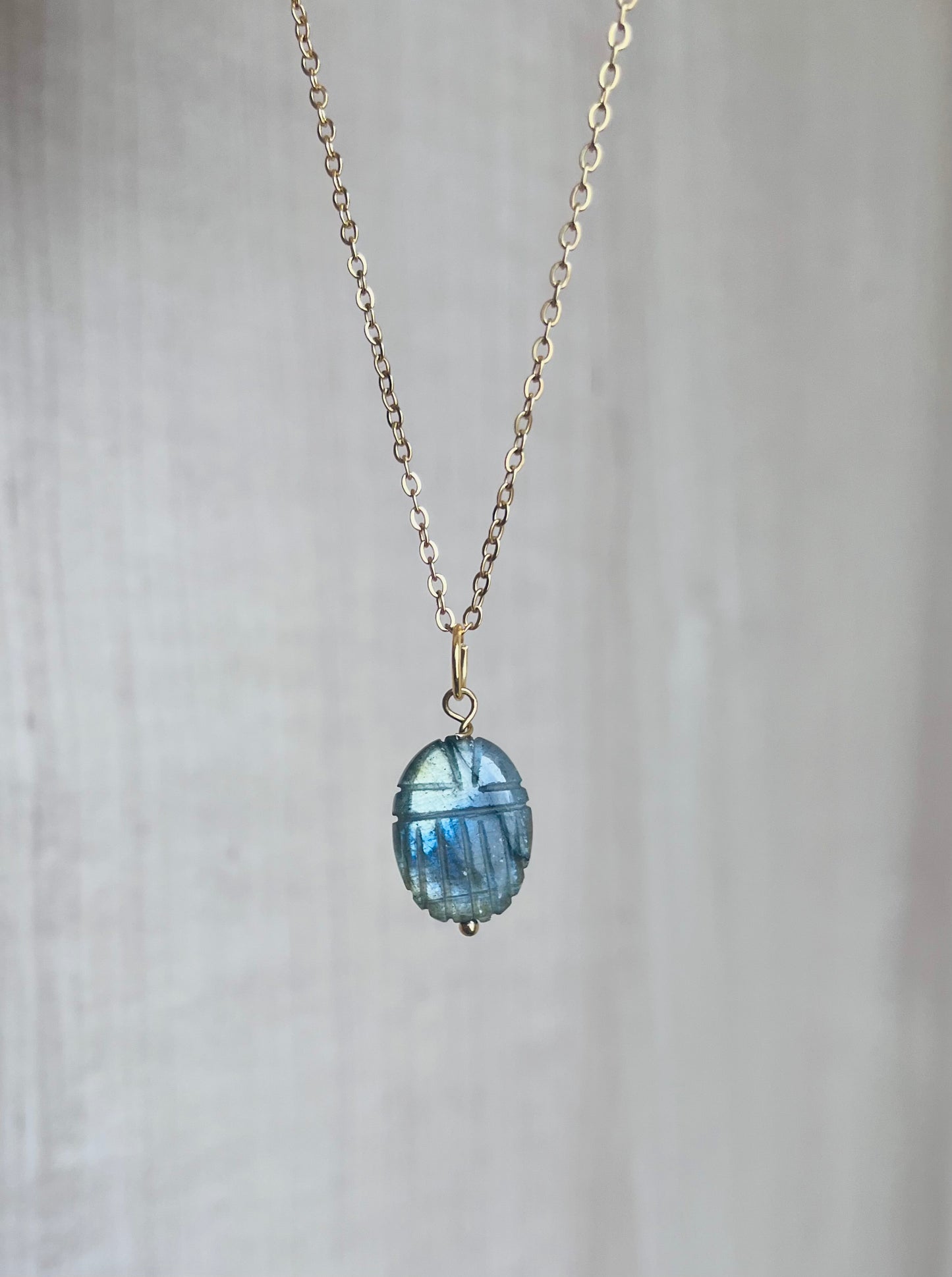 Collier sautoir amulette scarabée Labradorite